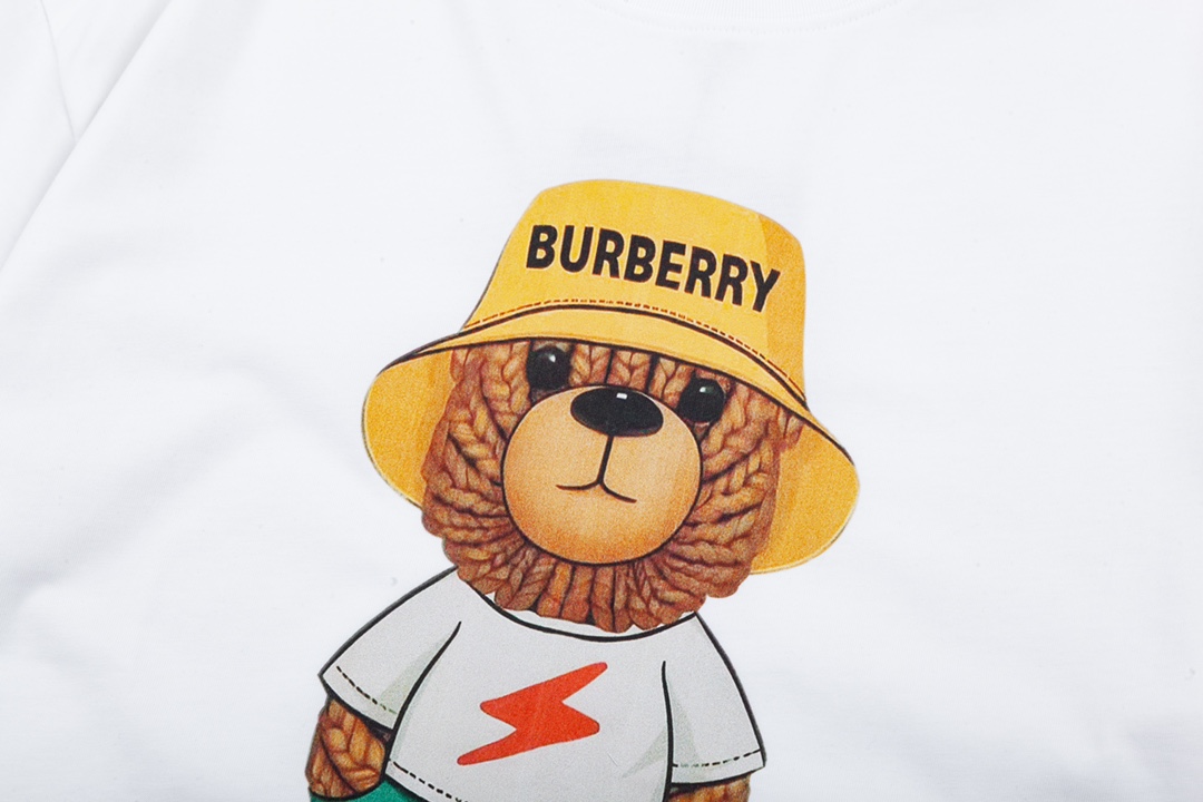 Burberry’s 1980s-inspired Big Logo Upgrade in Black and White (P128) - 图片 5