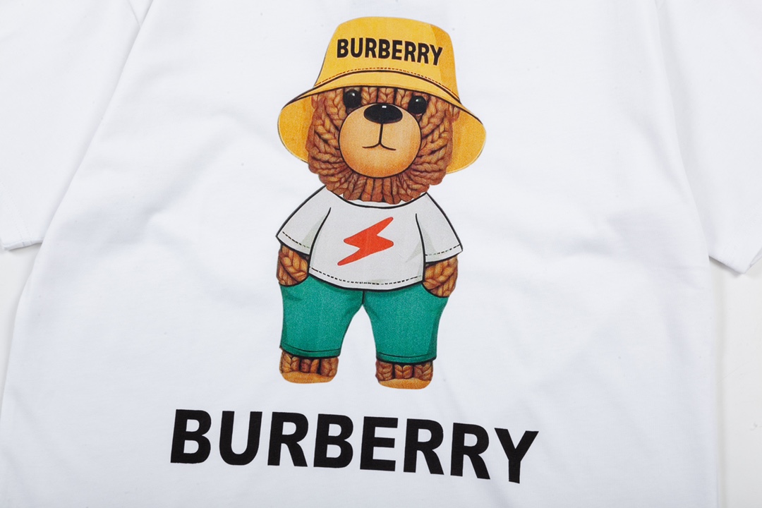 Burberry’s 1980s-inspired Big Logo Upgrade in Black and White (P128) - 图片 4
