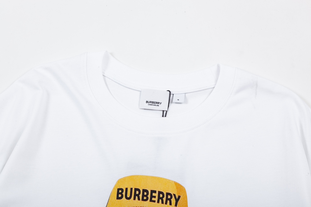 Burberry’s 1980s-inspired Big Logo Upgrade in Black and White (P128) - 图片 2