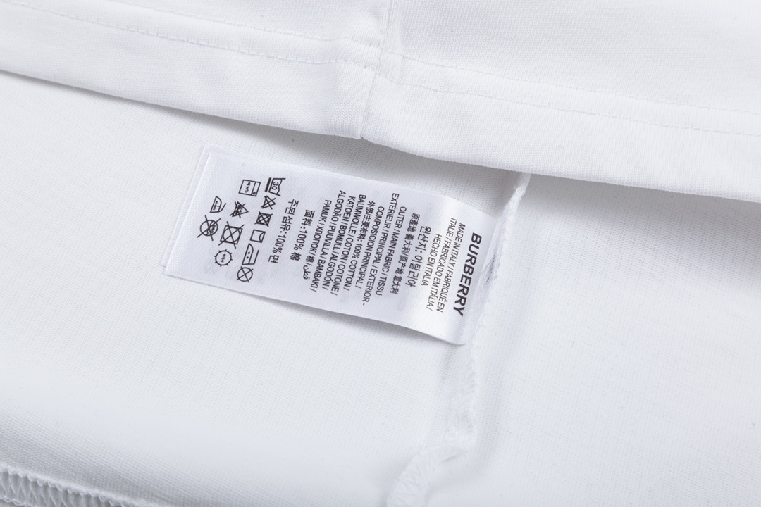 Burberry’s 1980s-inspired Big Logo Upgrade in Black and White (P128) - 图片 8