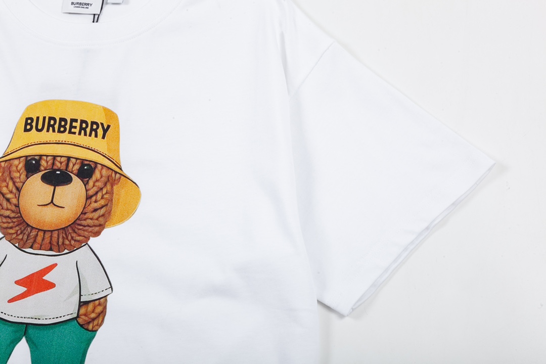 Burberry’s 1980s-inspired Big Logo Upgrade in Black and White (P128) - 图片 6