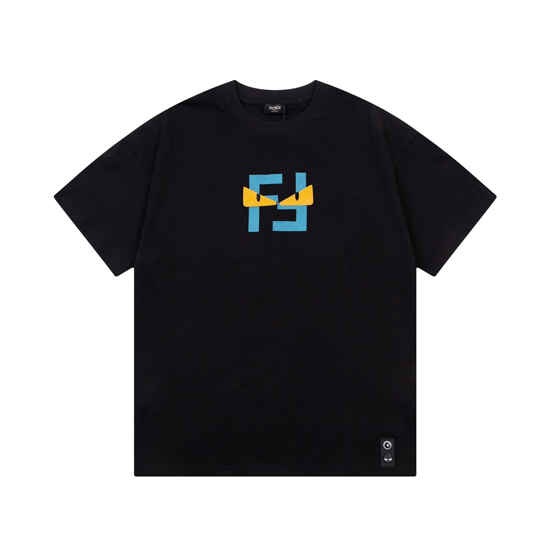 FENDI 芬迪 小魔怪拼皮眼睛双FF刺绣🪡 Logo标识精致升级，灵感源自八十年代复古 原版面料 官方同款 短袖T恤 定制260克同缸染面料 手感非常舒服 春夏最新砖柜同步 时尚又个性 百搭好看的一款 男女都非常合…