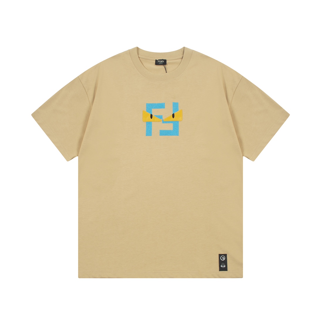 FENDI 芬迪 小魔怪拼皮眼睛双FF刺绣🪡 Logo标识精致升级，灵感源自八十年代复古 原版面料 官方同款 短袖T恤 定制260克同缸染面料 手感非常舒服 春夏最新砖柜同步 时尚又个性 百搭好看的一款 男女都非常合…
