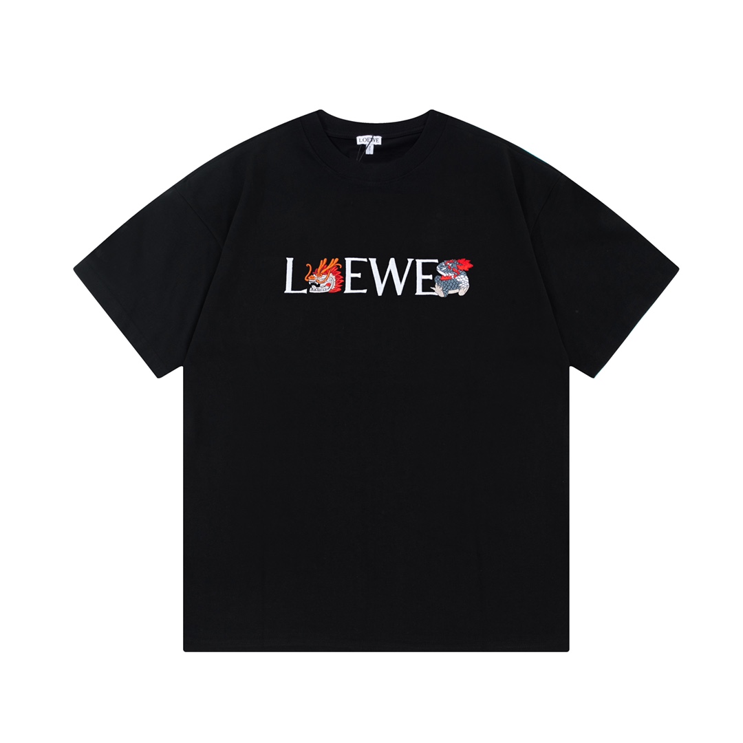 🅿️95 LOEWE 罗意威 龙年限定 🐲图案字母刺绣🪡 Logo精致升级，灵感源自八十年代复古 原版面料 官方同款 短袖T恤 定制260克同缸染面料 手感非常舒服 春夏最新砖柜同步 时尚又个性 超级百搭好看 男…