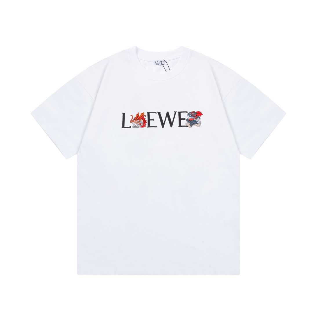 🅿️95 LOEWE 罗意威 龙年限定 🐲图案字母刺绣🪡 Logo精致升级，灵感源自八十年代复古 原版面料 官方同款 短袖T恤 定制260克同缸染面料 手感非常舒服 春夏最新砖柜同步 时尚又个性 超级百搭好看 男女都非常合适 人手必…