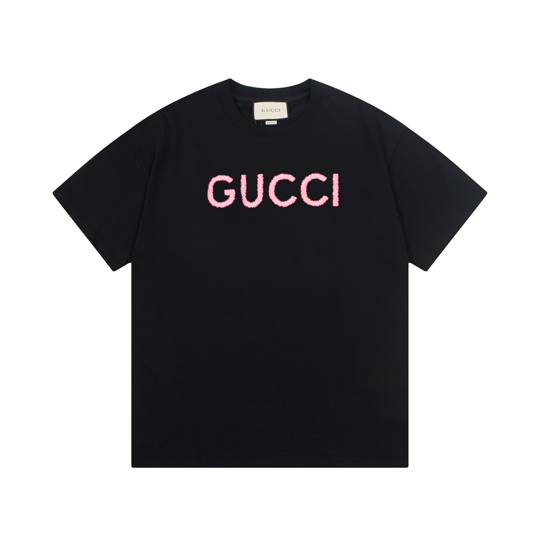 GUCCI 古驰 双G 简约 粉色字母 刺绣🪡 Logo标识精致升级，灵感源自八十年代复古 原版面料 官方同款 短袖T恤 定制260克同缸染面料 手感非常舒服 春夏最新砖柜同步 时尚又个性 超级百搭好看 男女都非常合适 人手必备款 吊牌…