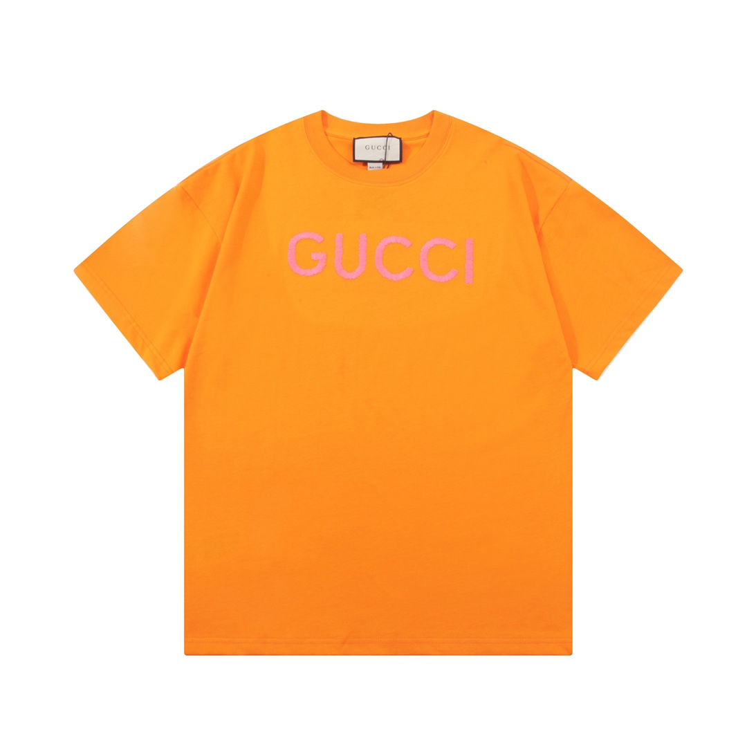 GUCCI 古驰 双G 简约 粉色字母 刺绣🪡 Logo标识精致升级，灵感源自八十年代复古 原版面料 官方同款 短袖T恤 定制260克同缸染面料 手感非常舒服 春夏最新砖柜同步 时尚又个性 超级百搭好看 男女都非常合适 人手必备款 吊牌…