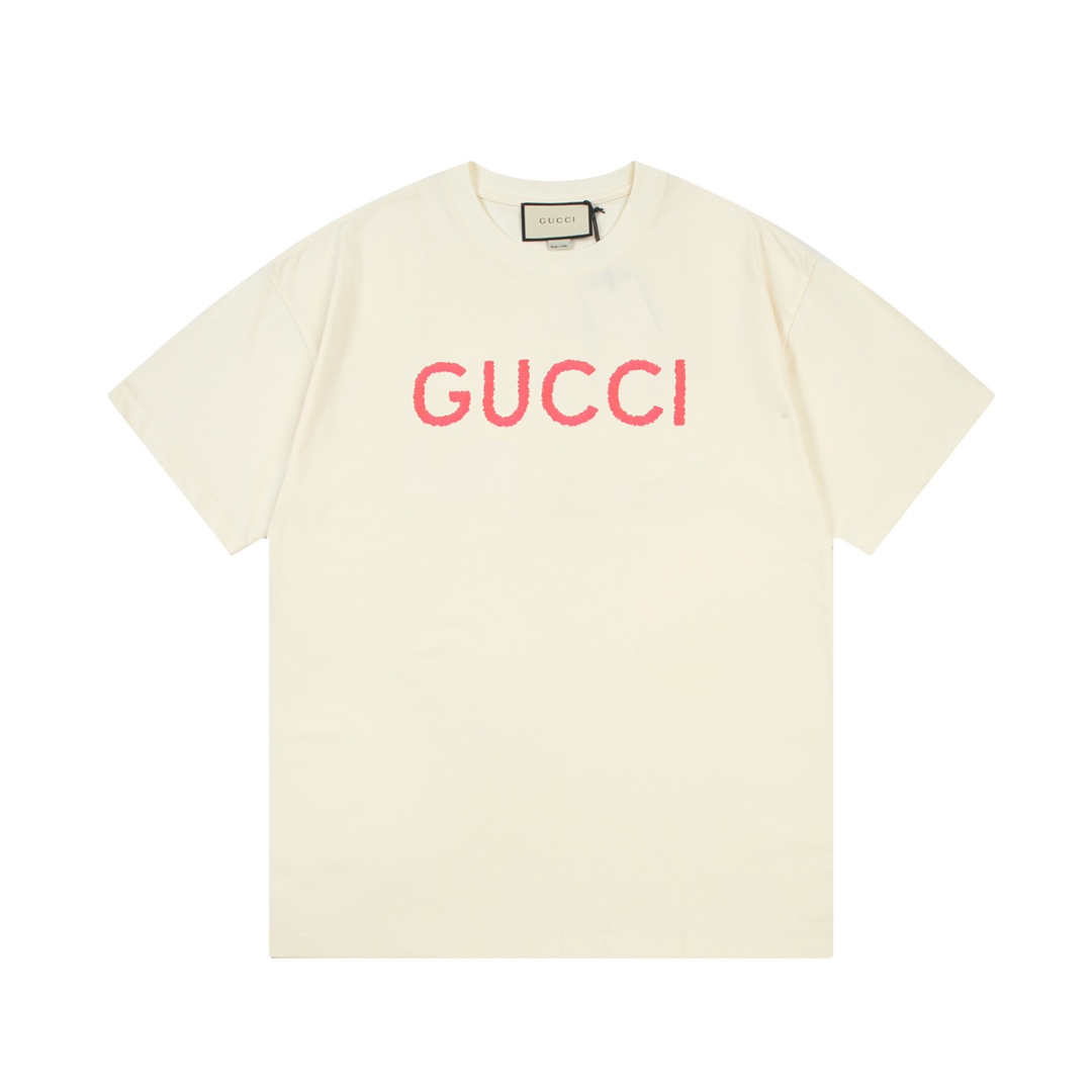 GUCCI 古驰 双G 简约 粉色字母 刺绣🪡 Logo标识精致升级，灵感源自八十年代复古 原版面料 官方同款 短袖T恤 定制260克同缸染面料 手感非常舒服 春夏最新砖柜同步 时尚又个性 超级百搭好看 男女都非常合适 人手必备款 吊牌…