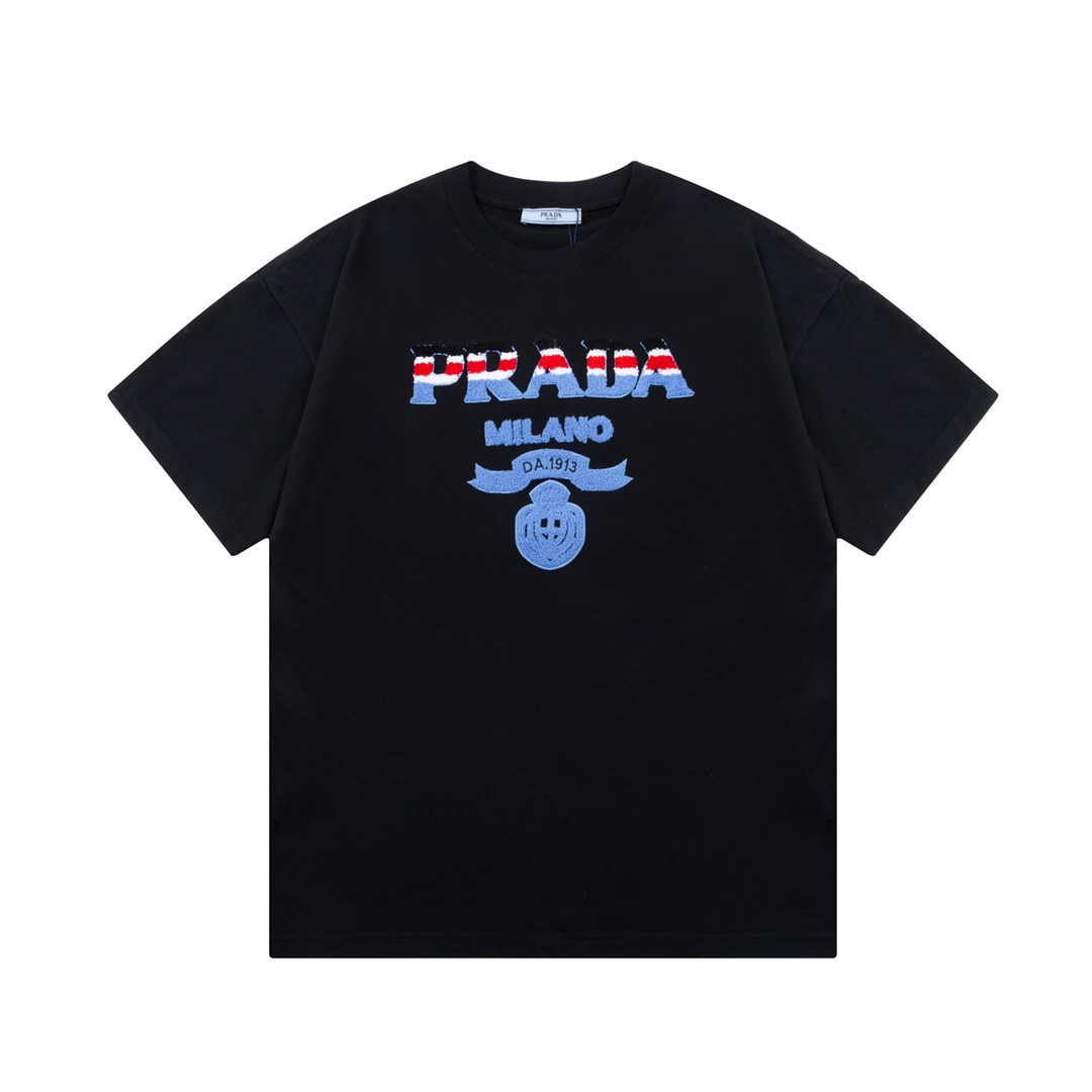 PRADA 普拉达 拼色毛巾绣字母刺绣 升级，灵感源自八十年代复古 原版面料 官方同款 短袖T恤 定制 同缸染面料 手感非常舒服 春夏最新砖柜同步 时尚又个性 超级百搭好看 男女都非常合适 人手必备款 吊牌 领标 水洗…