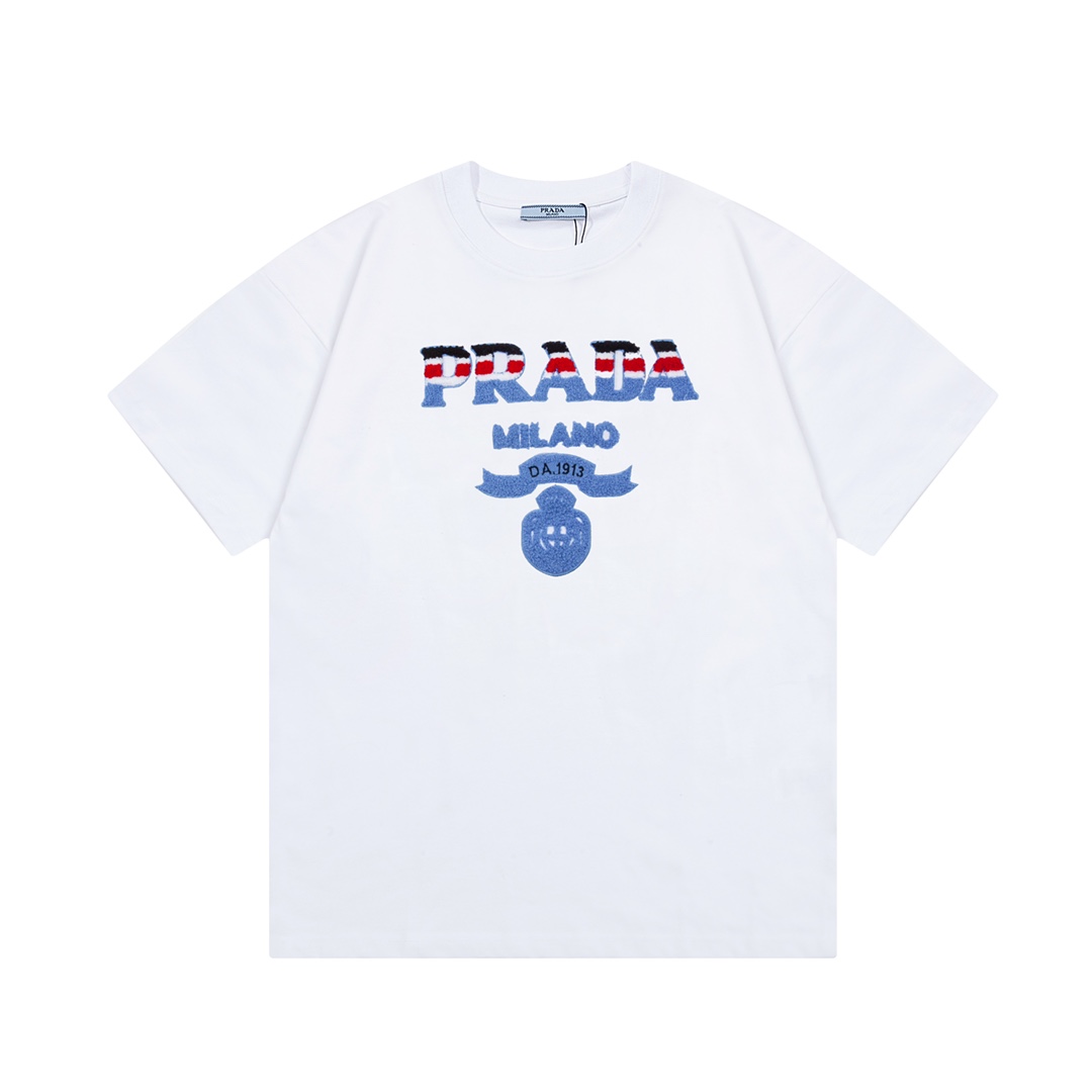 PRADA 普拉达 拼色毛巾绣字母刺绣 升级，灵感源自八十年代复古 原版面料 官方同款 短袖T恤 定制 同缸染面料 手感非常舒服 春夏最新砖柜同步 时尚又个性 超级百搭好看 男女都非常合适 人手必备款 吊牌 领标 水洗麦 三标齐全 颜色:…