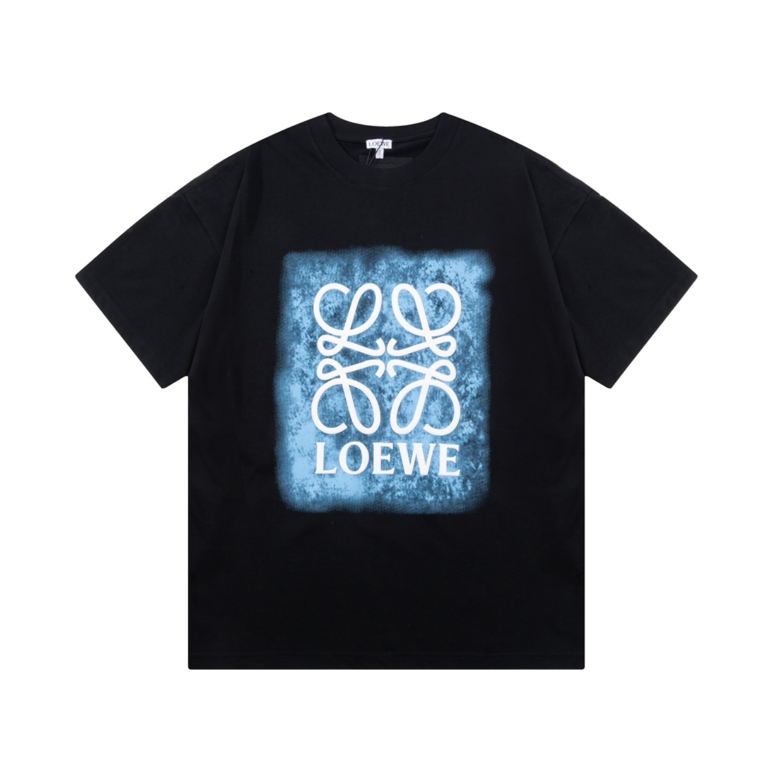 🅿️95 LOEWE 罗意威 大涂鸦字母印花 大Logo精致升级，灵感源自八十年代复古 原版面料 官方同款 短袖T恤 定制260克同缸染面料 手感非常舒服 春夏最新砖柜同步 时尚又个性 超级百搭好看的一款 男女都非常…