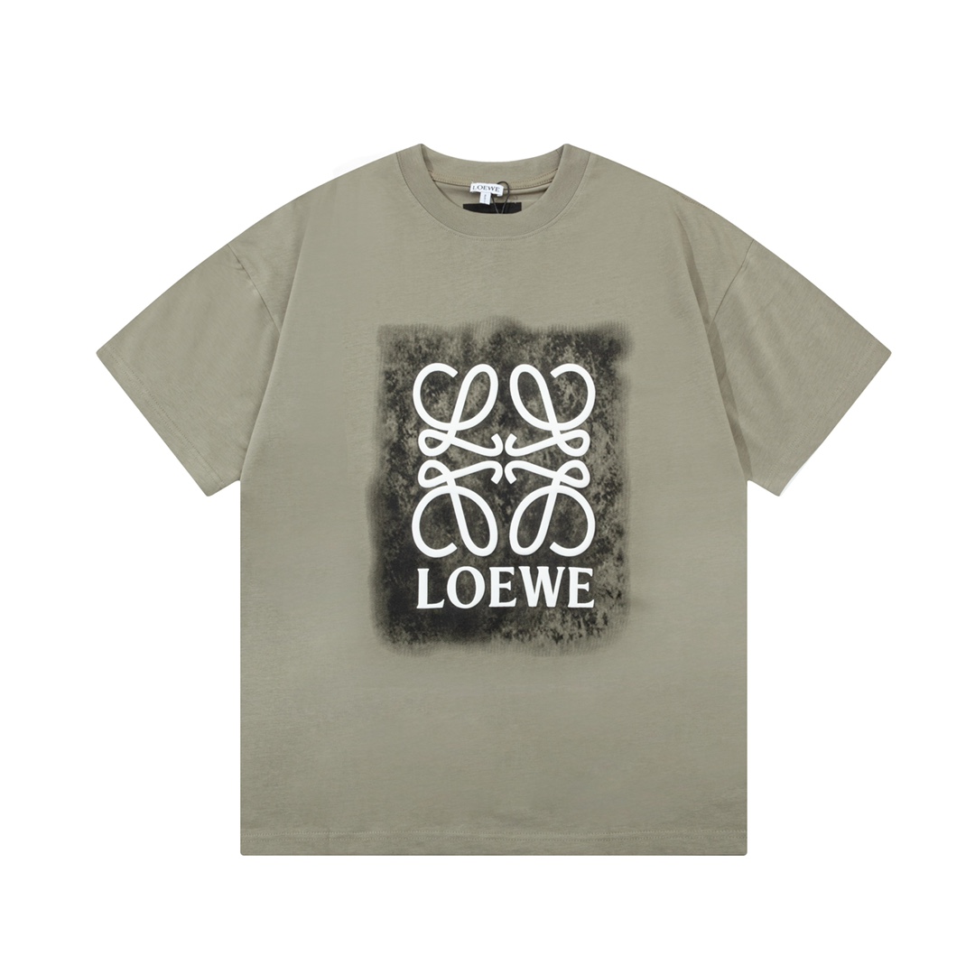 🅿️95 LOEWE 罗意威 大涂鸦字母印花 大Logo精致升级，灵感源自八十年代复古 原版面料 官方同款 短袖T恤 定制260克同缸染面料 手感非常舒服 春夏最新砖柜同步 时尚又个性 超级百搭好看的一款 男女都非常…