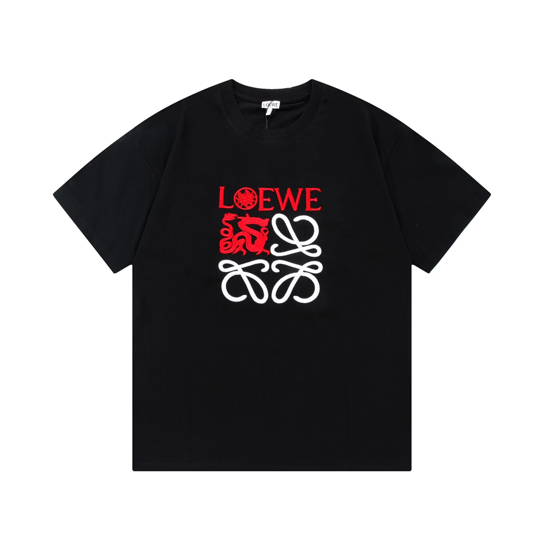 🅿️95 LOEWE 罗意威 龙年限定 双色字母刺绣🪡 Logo精致升级，灵感源自八十年代复古 原版面料 官方同款 定制同缸染面料 手感非常舒服 春夏最新砖柜同步 时尚又个性 超级百搭好看的一款 男女都非常合适 人手必备款 吊牌 领标…
