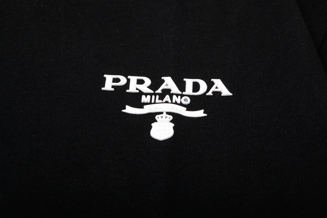 p70
PRADA 普拉达  小字母 立体胶印
升级，灵感源自八十年代复古
原版面料 官方同款  短袖T恤
定制 同缸染面料  手感非常舒服  
春夏最新砖柜同步  时尚又个性 超级百搭好看                
男女都非常合适  人手必备款 
吊牌 领标 水洗麦 三标齐全
颜色: 黑色
尺码：S M L XL