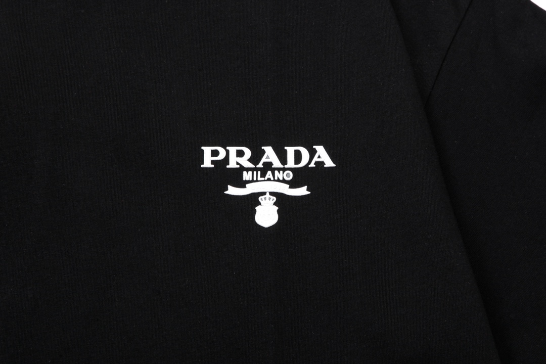 p70
PRADA 普拉达  小字母 立体胶印
升级，灵感源自八十年代复古
原版面料 官方同款  短袖T恤
定制 同缸染面料  手感非常舒服  
春夏最新砖柜同步  时尚又个性 超级百搭好看                
男女都非常合适  人手必备款 
吊牌 领标 水洗麦 三标齐全
颜色: 黑色
尺码：S M L XL