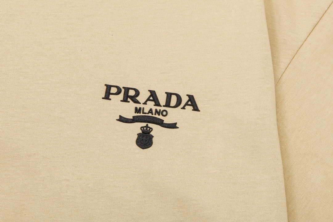 p70
PRADA 普拉达  小字母 立体胶印
升级，灵感源自八十年代复古
原版面料 官方同款  短袖T恤
定制 同缸染面料  手感非常舒服  
春夏最新砖柜同步  时尚又个性 超级百搭好看                
男女都非常合适  人手必备款 
吊牌 领标 水洗麦 三标齐全
颜色: 卡其色
尺码：S M L XL