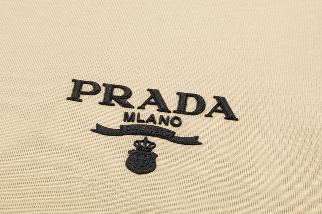 p70
PRADA 普拉达  小字母 立体胶印
升级，灵感源自八十年代复古
原版面料 官方同款  短袖T恤
定制 同缸染面料  手感非常舒服  
春夏最新砖柜同步  时尚又个性 超级百搭好看                
男女都非常合适  人手必备款 
吊牌 领标 水洗麦 三标齐全
颜色: 卡其色
尺码：S M L XL