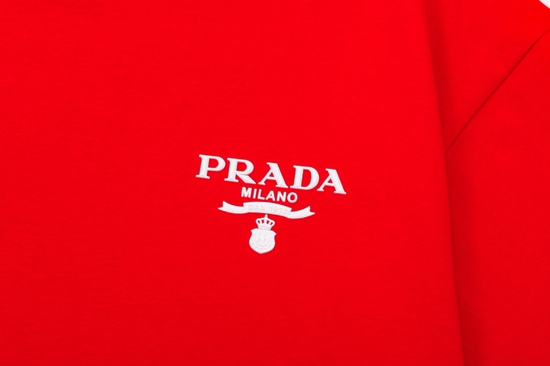 p70
PRADA 普拉达  小字母 立体胶印
升级，灵感源自八十年代复古
原版面料 官方同款  短袖T恤
定制 同缸染面料  手感非常舒服  
春夏最新砖柜同步  时尚又个性 超级百搭好看                
男女都非常合适  人手必备款 
吊牌 领标 水洗麦 三标齐全
颜色: 红色
尺码：S M L XL