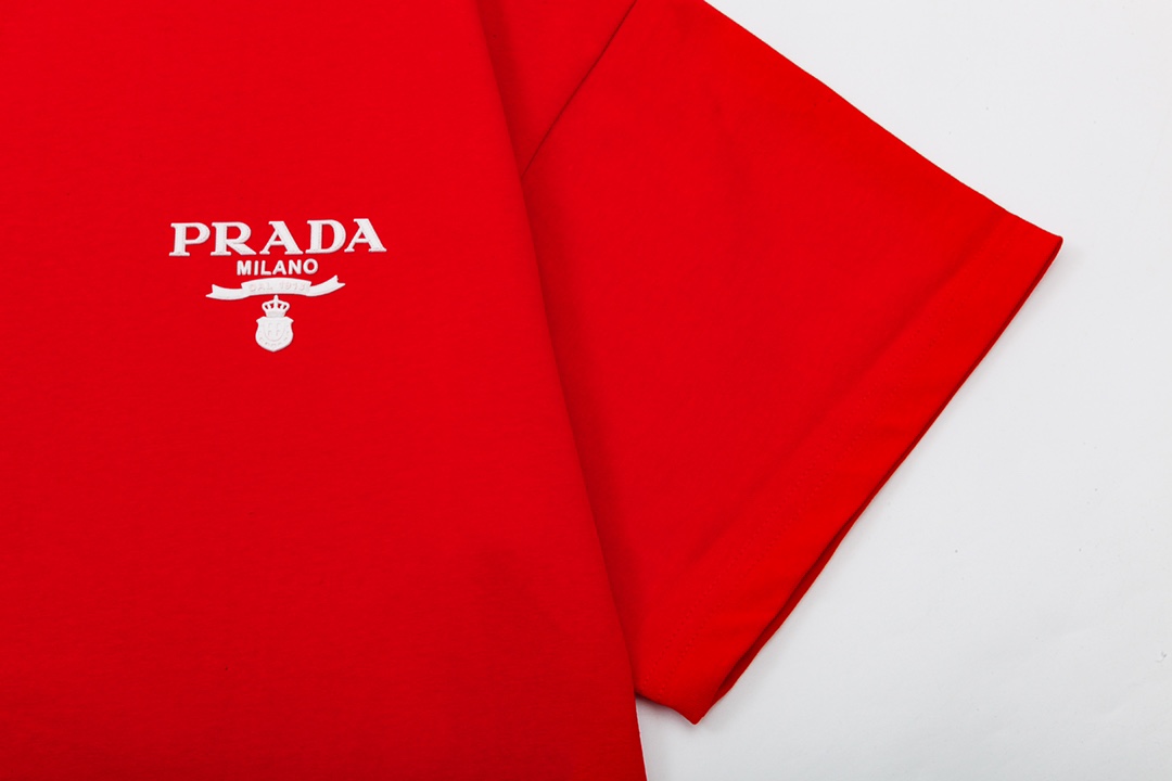 p70
PRADA 普拉达  小字母 立体胶印
升级，灵感源自八十年代复古
原版面料 官方同款  短袖T恤
定制 同缸染面料  手感非常舒服  
春夏最新砖柜同步  时尚又个性 超级百搭好看                
男女都非常合适  人手必备款 
吊牌 领标 水洗麦 三标齐全
颜色: 红色
尺码：S M L XL