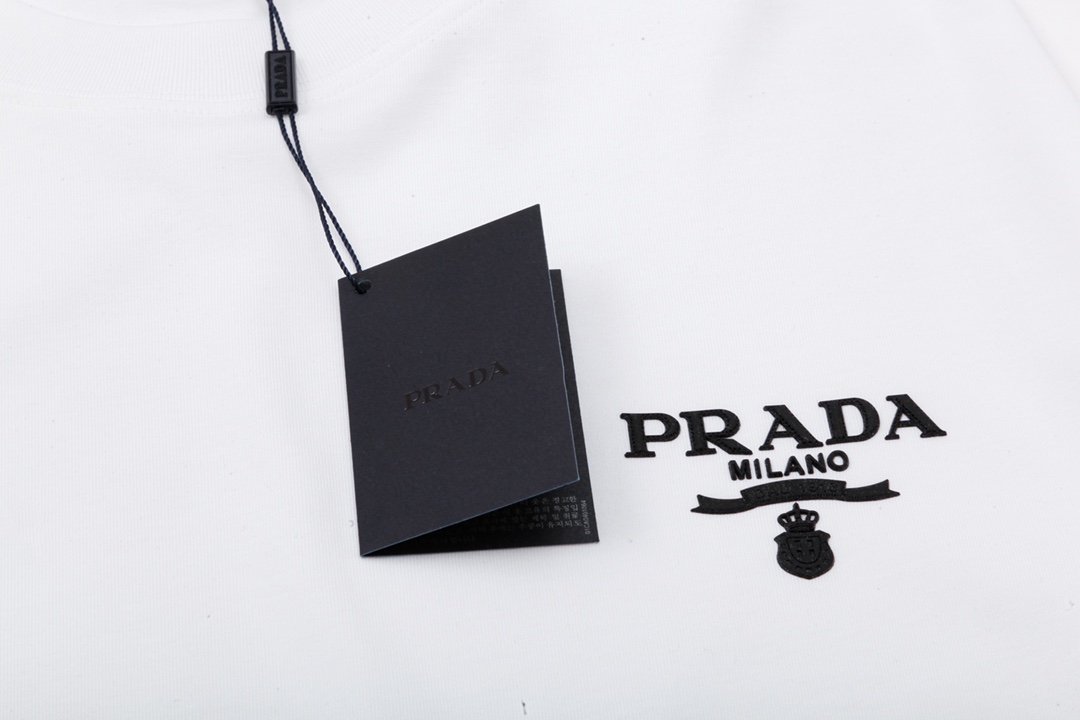 p70
PRADA 普拉达  小字母 立体胶印
升级，灵感源自八十年代复古
原版面料 官方同款  短袖T恤
定制 同缸染面料  手感非常舒服  
春夏最新砖柜同步  时尚又个性 超级百搭好看                
男女都非常合适  人手必备款 
吊牌 领标 水洗麦 三标齐全
颜色: 白色
尺码：S M L XL