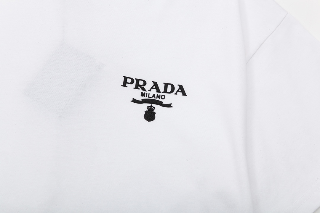 p70
PRADA 普拉达  小字母 立体胶印
升级，灵感源自八十年代复古
原版面料 官方同款  短袖T恤
定制 同缸染面料  手感非常舒服  
春夏最新砖柜同步  时尚又个性 超级百搭好看                
男女都非常合适  人手必备款 
吊牌 领标 水洗麦 三标齐全
颜色: 白色
尺码：S M L XL