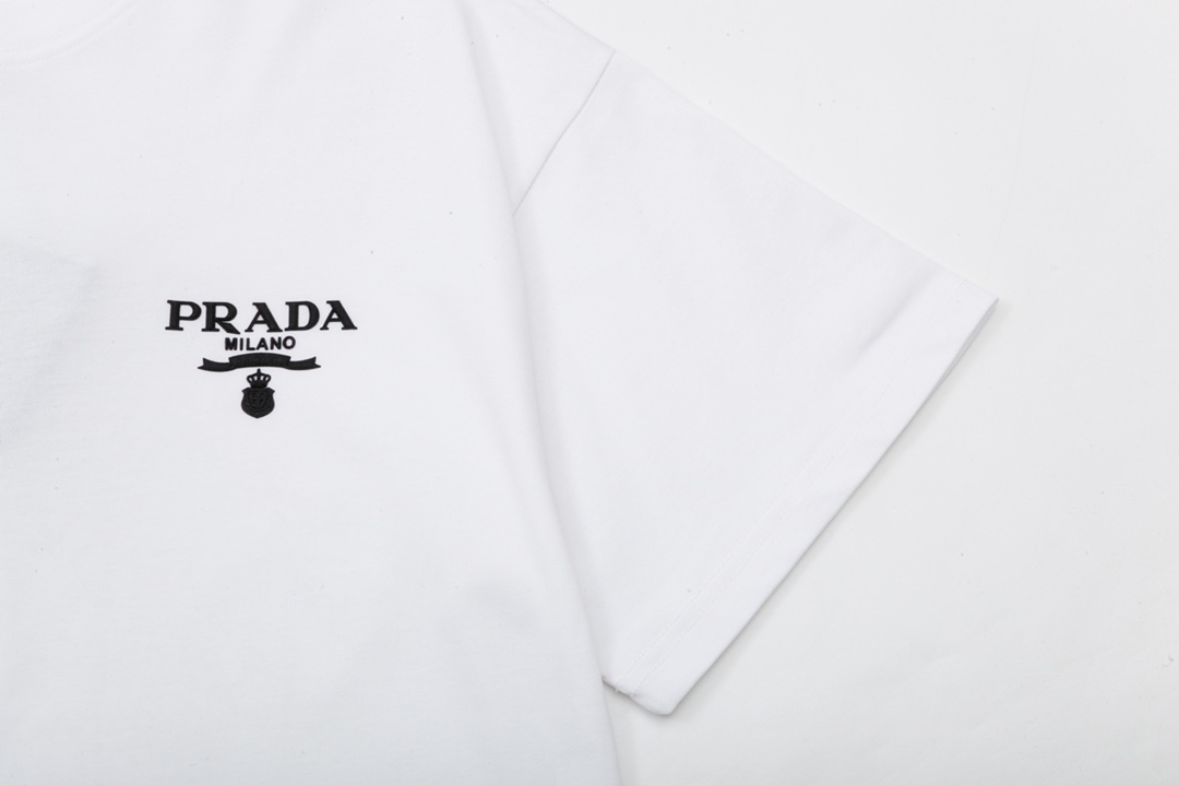 p70
PRADA 普拉达  小字母 立体胶印
升级，灵感源自八十年代复古
原版面料 官方同款  短袖T恤
定制 同缸染面料  手感非常舒服  
春夏最新砖柜同步  时尚又个性 超级百搭好看                
男女都非常合适  人手必备款 
吊牌 领标 水洗麦 三标齐全
颜色: 白色
尺码：S M L XL