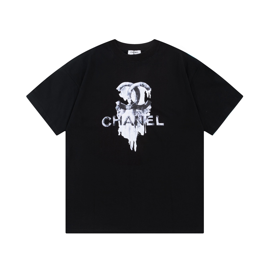CHANEL Camiseta de manga corta con estampado de graffiti y letras, logo refinado, inspirado en el estilo retro de los a…