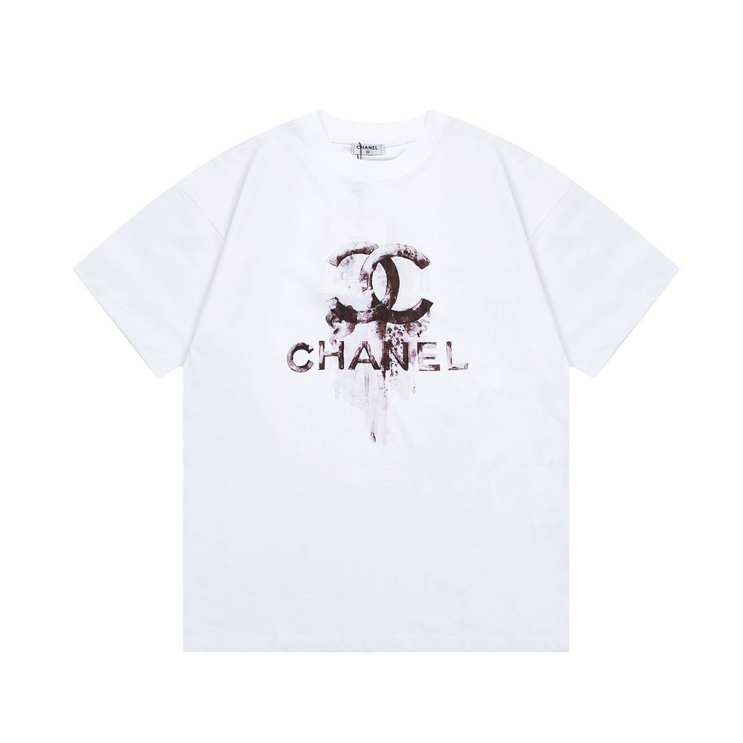 CHANEL Camiseta de manga corta con estampado de graffiti y letras, logo refinado, inspirado en el estilo retr…