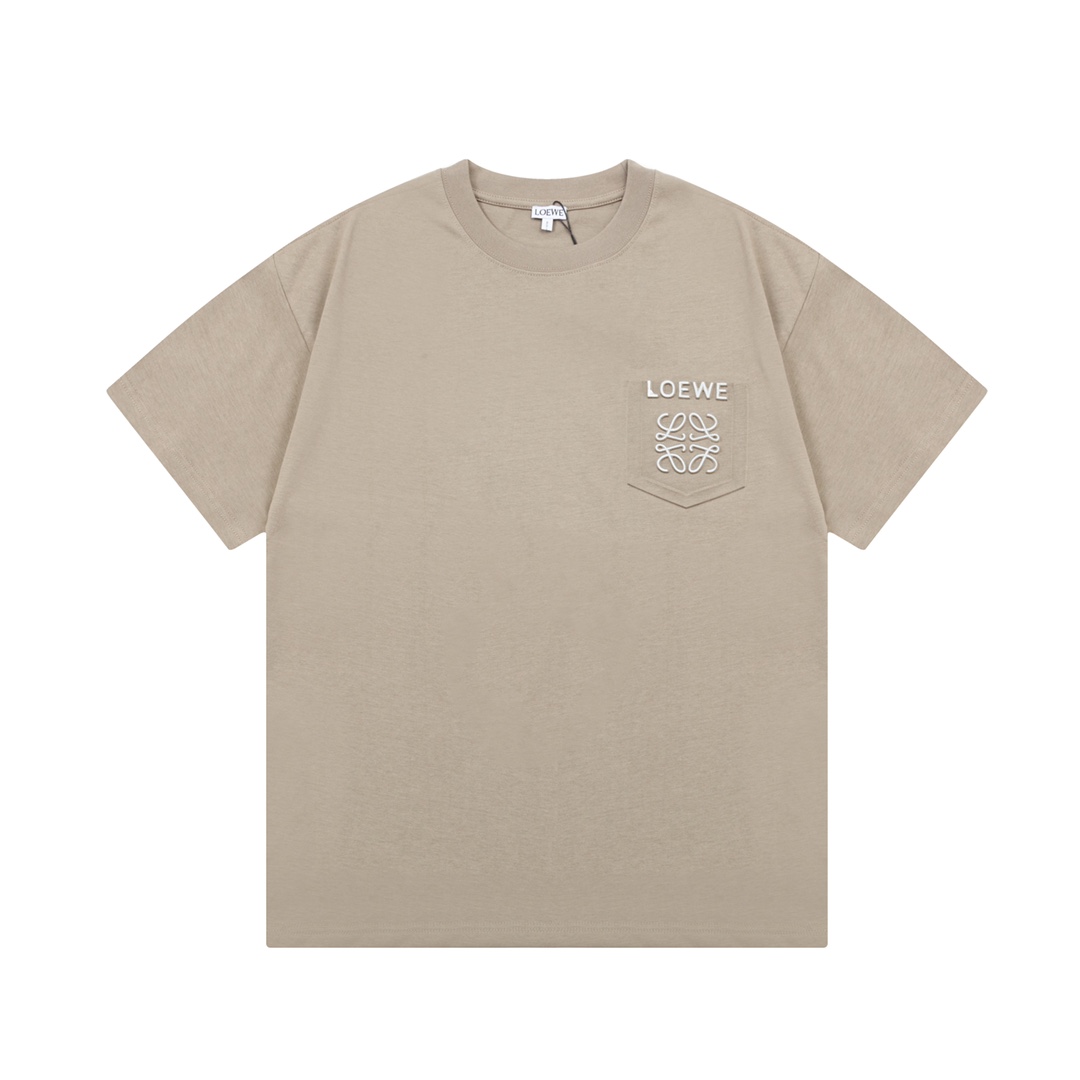 🅿️95 LOEWE 罗意威 3M立体字母凹凸压印 Logo精致升级，灵感源自八十年代复古 原版面料 官方同款 短袖T恤 定制同缸染面料 手感非常舒服 春夏最新砖柜同步 时尚又个性 超级百搭好看 男女都非常合适 人手必备款 吊牌 领标 …