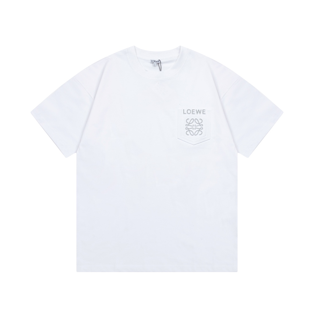 🅿️95 LOEWE 罗意威 3M立体字母凹凸压印 Logo精致升级，灵感源自八十年代复古 原版面料 官方同款 短袖T恤 定制同缸染面料 手感非常舒服 春夏最新砖柜同步 时尚又个性 超级百搭好看 男女都非常合适 人手必备款 吊牌 领标 …