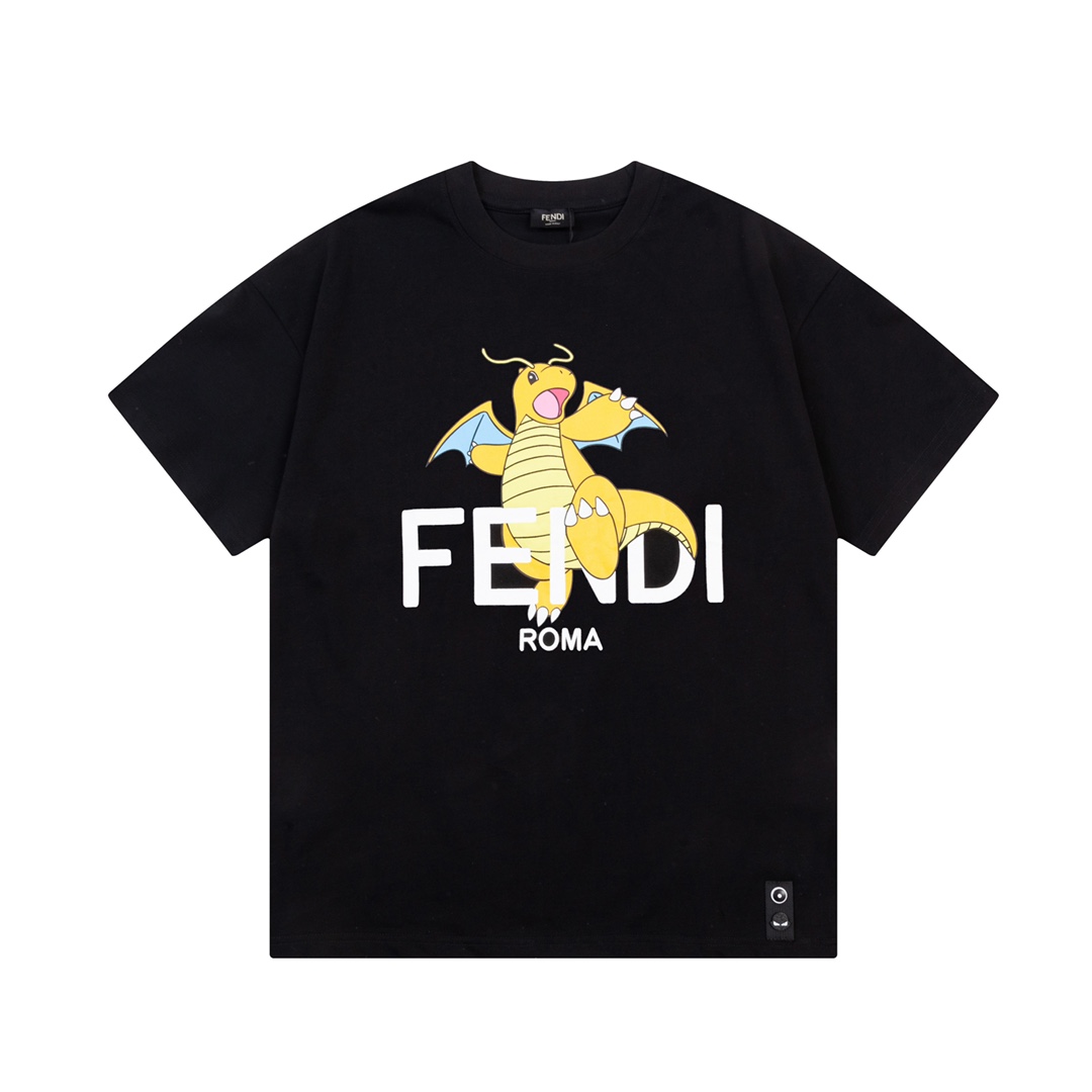 FENDI 芬迪 藤原浩联名 喷火龙印花 Logo标识精致升级，灵感源自八十年代复古 原版面料 官方同款 短袖T恤 定制260克同缸染面料 手感非常舒服 春夏最新砖柜同步 时尚又个性 百搭好看的一款 男女都非常合适 人…