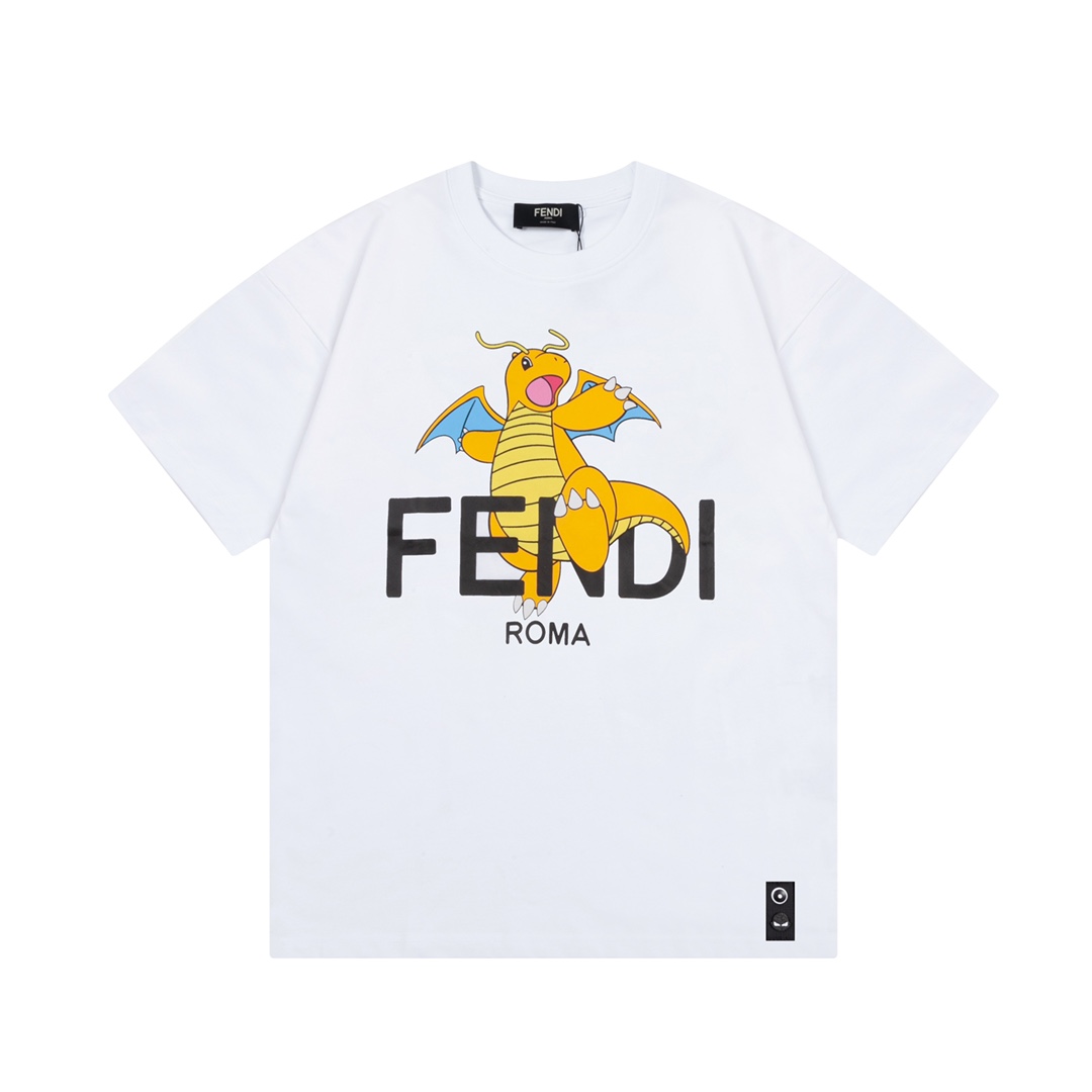 FENDI 芬迪 藤原浩联名 喷火龙印花 Logo标识精致升级，灵感源自八十年代复古 原版面料 官方同款 短袖T恤 定制260克同缸染面料 手感非常舒服 春夏最新砖柜同步 时尚又个性 百搭好看的一款 男女都非常合适 人手必备款 吊牌 领标…