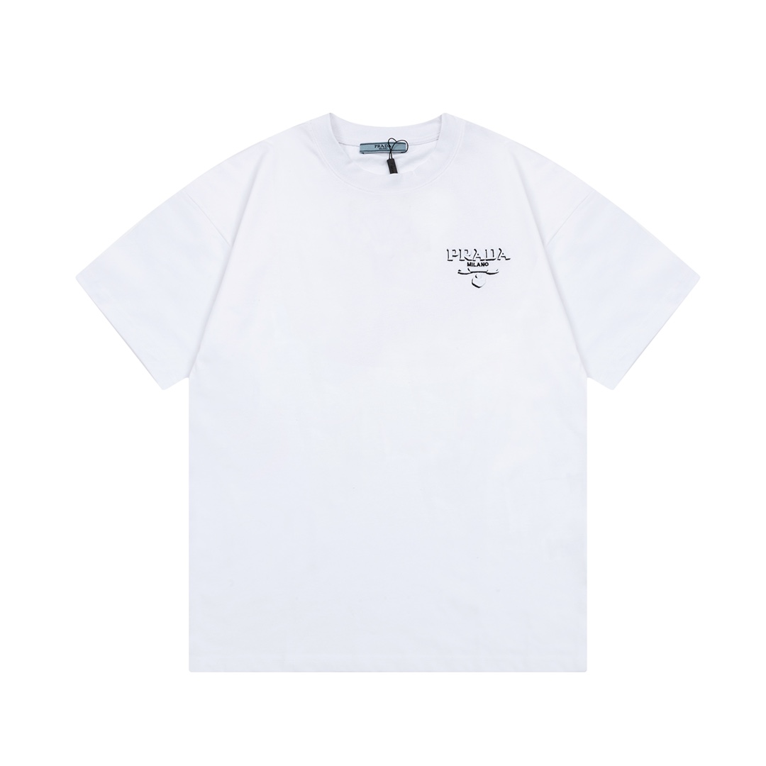 PRADA 普拉达 小字母 重叠刺绣🪡 升级，灵感源自八十年代复古 原版面料 官方同款 短袖T恤 定制 同缸染面料 手感非常舒服 春夏最新砖柜同步 时尚又个性 超级百搭好看 男女都非常合适 人手必备款 吊牌 领标 水洗麦 三标齐全 颜色…