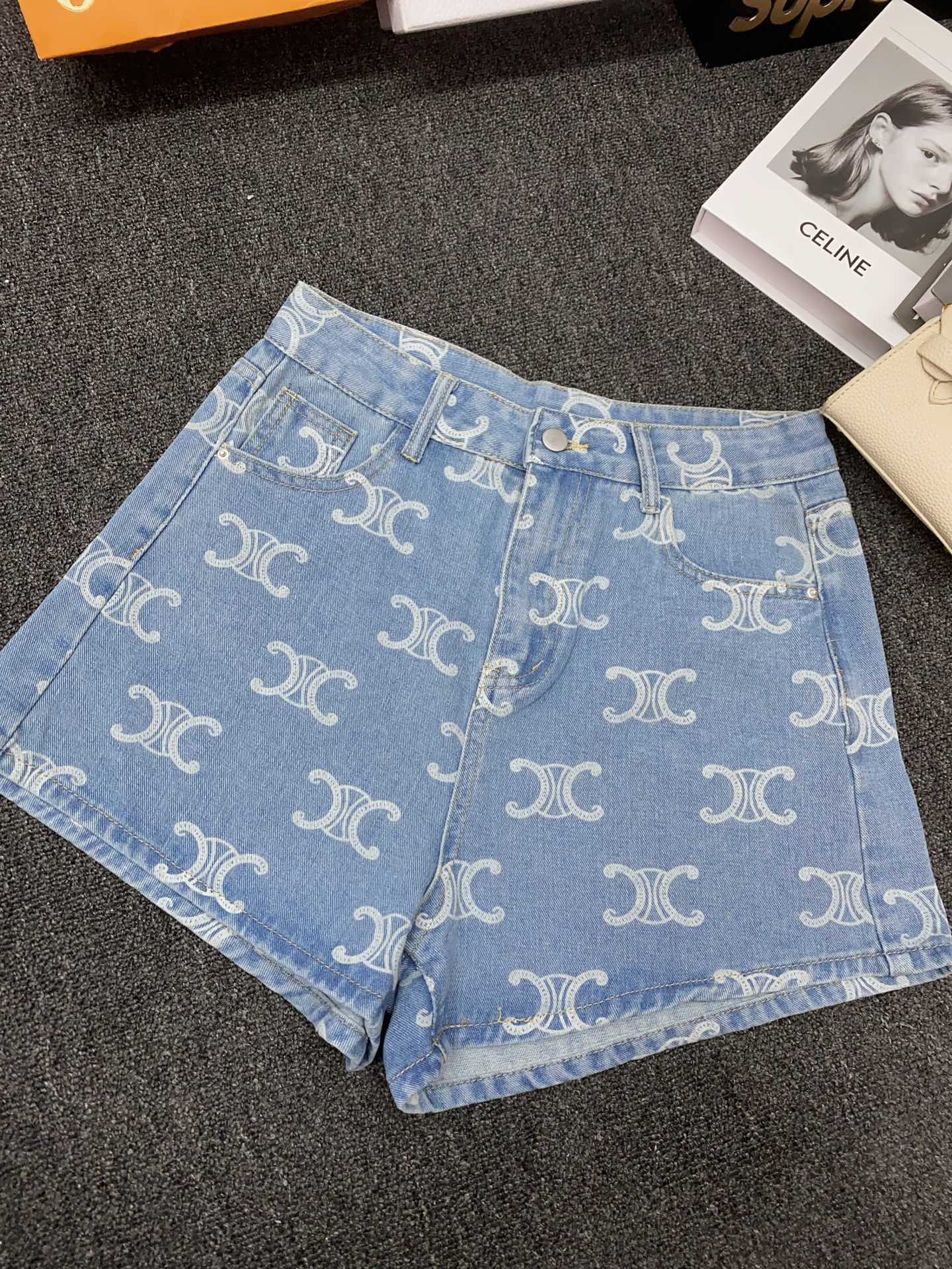 Celine Vêtements Jeans Shorts Bleu profond clair Imprimé Série d’été Peu importe