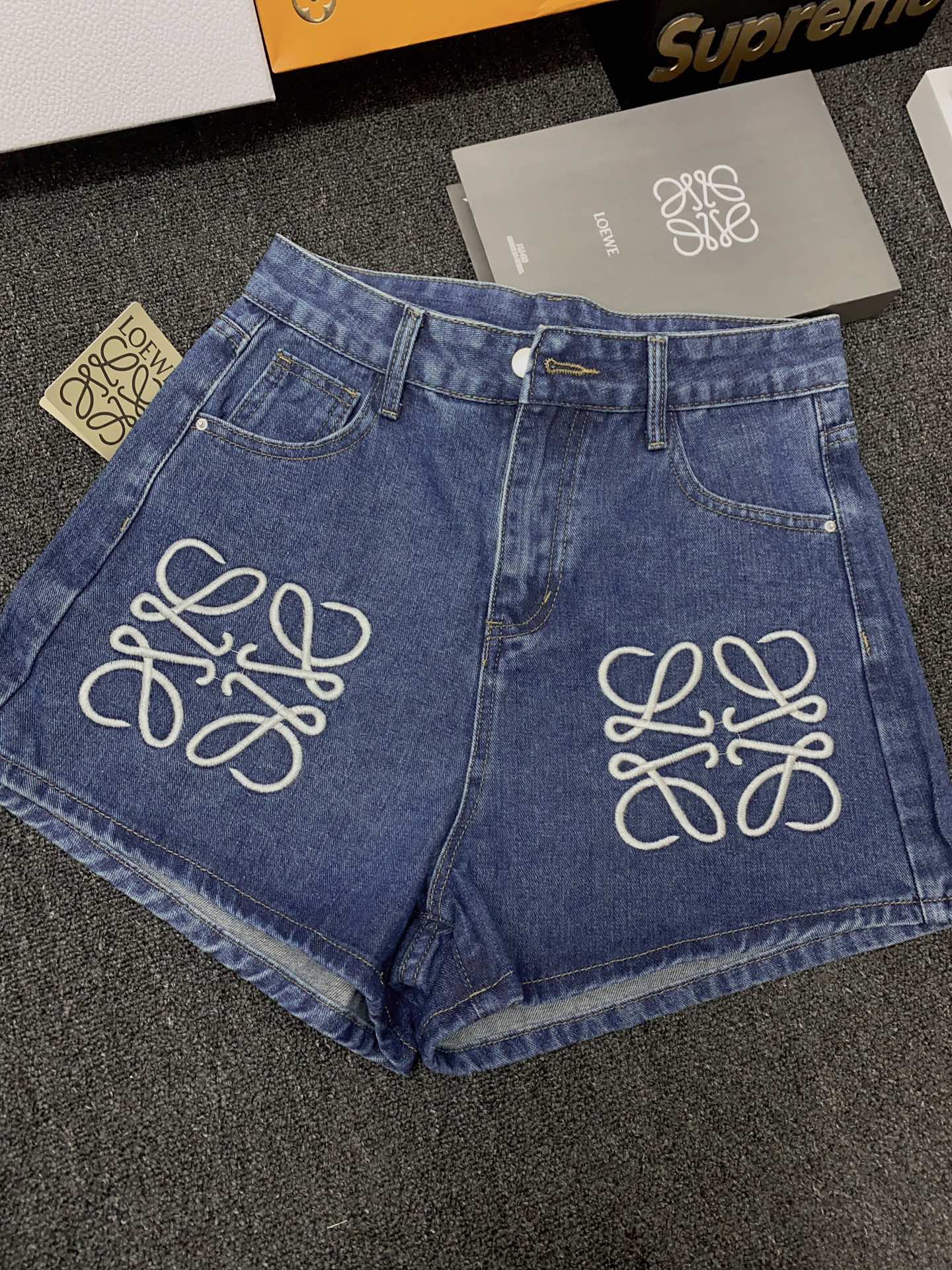 Loewe Vêtements Jeans Shorts Réplique de qualité
 Broderie fleurs