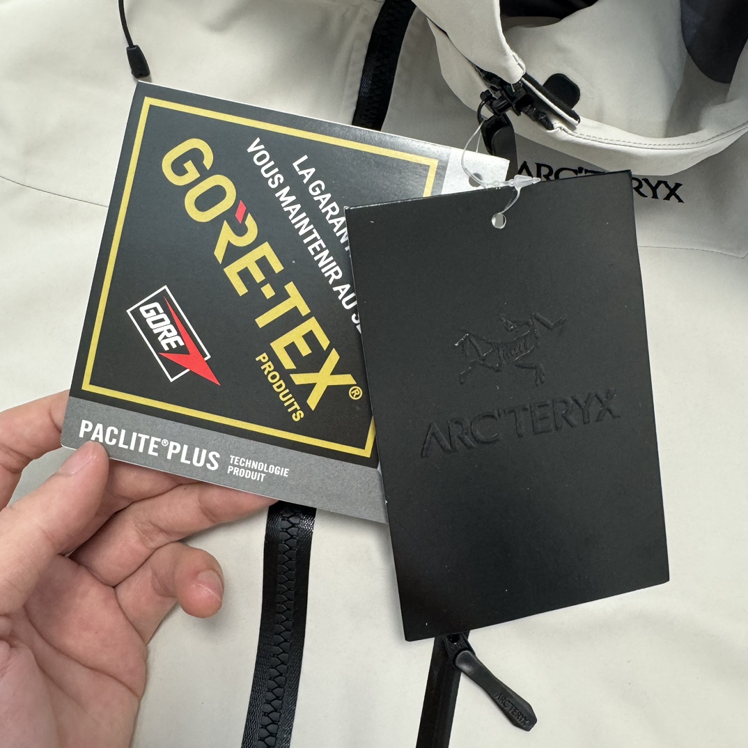 Arcteryx始祖鸟 alpha sv 6代系列 白色
独家渠道订单 越南代工厂出货 户外远足防水防风冲锋衣 男款 正品原版开发 渠道独家代发
上海现货 现订现发 上海物流!
拉链,刻字帽扣等配件完美正品对版。面料放大呈小方格的细节。刺绣不必多说,最基本的鸟骨架味道一如既往。全网唯一采用真gtx底膜的始祖鸟 市售最强防风防水技术欢迎有兴趣的对比一下,每一处的高清无滤镜实拍都值得细细品味。
而此款又是行业里的天花板,大家合想一下它的意义
货量有限,国内无同质量对比货源 要么不做,要么就做到行业顶端! 越南拉回 上海物流直发!