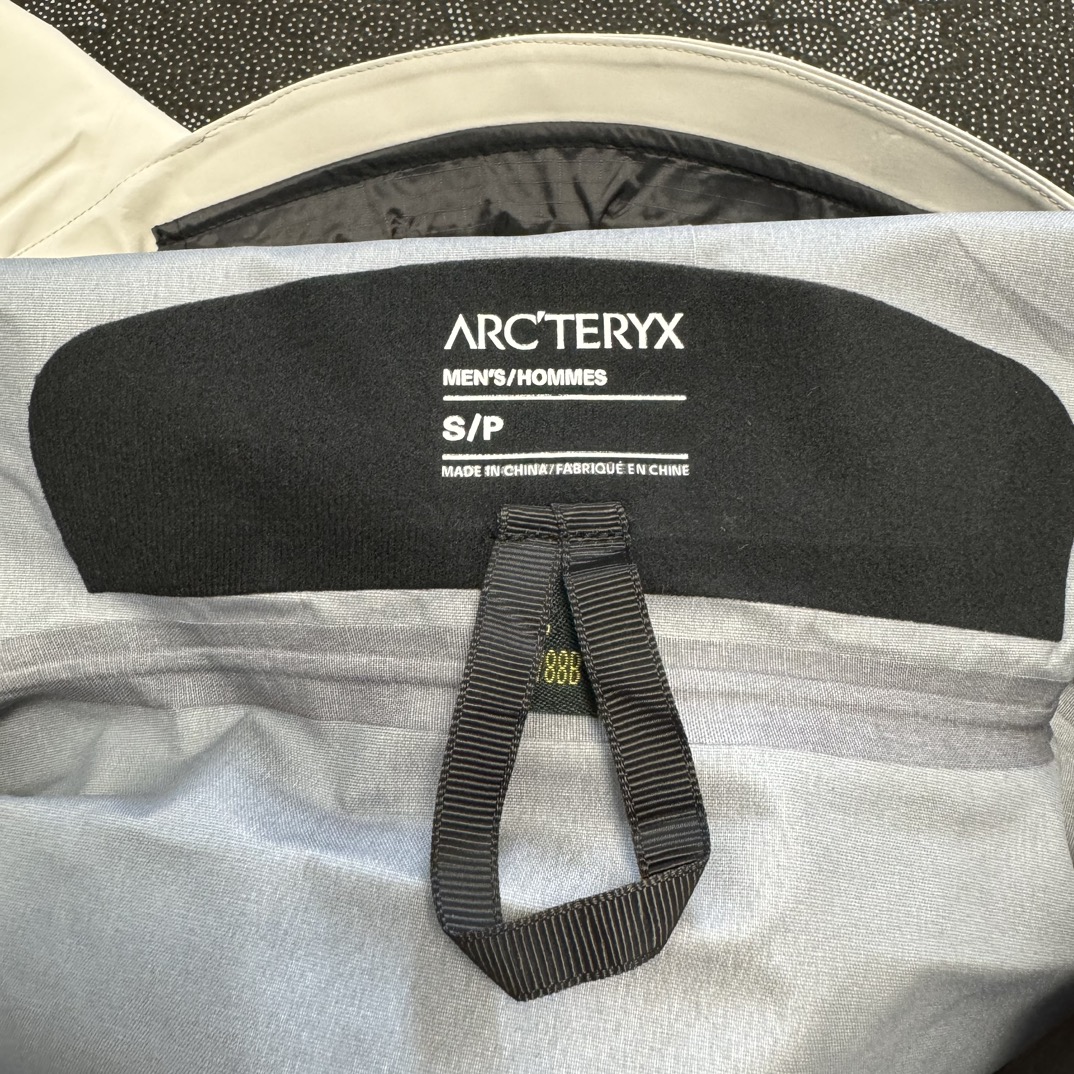 Arcteryx始祖鸟 alpha sv 6代系列 白色
独家渠道订单 越南代工厂出货 户外远足防水防风冲锋衣 男款 正品原版开发 渠道独家代发
上海现货 现订现发 上海物流!
拉链,刻字帽扣等配件完美正品对版。面料放大呈小方格的细节。刺绣不必多说,最基本的鸟骨架味道一如既往。全网唯一采用真gtx底膜的始祖鸟 市售最强防风防水技术欢迎有兴趣的对比一下,每一处的高清无滤镜实拍都值得细细品味。
而此款又是行业里的天花板,大家合想一下它的意义
货量有限,国内无同质量对比货源 要么不做,要么就做到行业顶端! 越南拉回 上海物流直发!