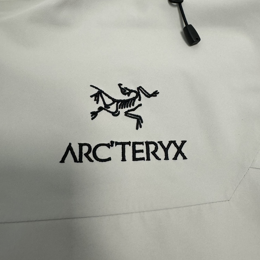 Arcteryx始祖鸟 alpha sv 6代系列 白色
独家渠道订单 越南代工厂出货 户外远足防水防风冲锋衣 男款 正品原版开发 渠道独家代发
上海现货 现订现发 上海物流!
拉链,刻字帽扣等配件完美正品对版。面料放大呈小方格的细节。刺绣不必多说,最基本的鸟骨架味道一如既往。全网唯一采用真gtx底膜的始祖鸟 市售最强防风防水技术欢迎有兴趣的对比一下,每一处的高清无滤镜实拍都值得细细品味。
而此款又是行业里的天花板,大家合想一下它的意义
货量有限,国内无同质量对比货源 要么不做,要么就做到行业顶端! 越南拉回 上海物流直发!