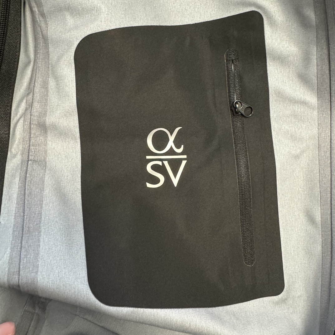Arcteryx始祖鸟 alpha sv 6代系列 白色
独家渠道订单 越南代工厂出货 户外远足防水防风冲锋衣 男款 正品原版开发 渠道独家代发
上海现货 现订现发 上海物流!
拉链,刻字帽扣等配件完美正品对版。面料放大呈小方格的细节。刺绣不必多说,最基本的鸟骨架味道一如既往。全网唯一采用真gtx底膜的始祖鸟 市售最强防风防水技术欢迎有兴趣的对比一下,每一处的高清无滤镜实拍都值得细细品味。
而此款又是行业里的天花板,大家合想一下它的意义
货量有限,国内无同质量对比货源 要么不做,要么就做到行业顶端! 越南拉回 上海物流直发!