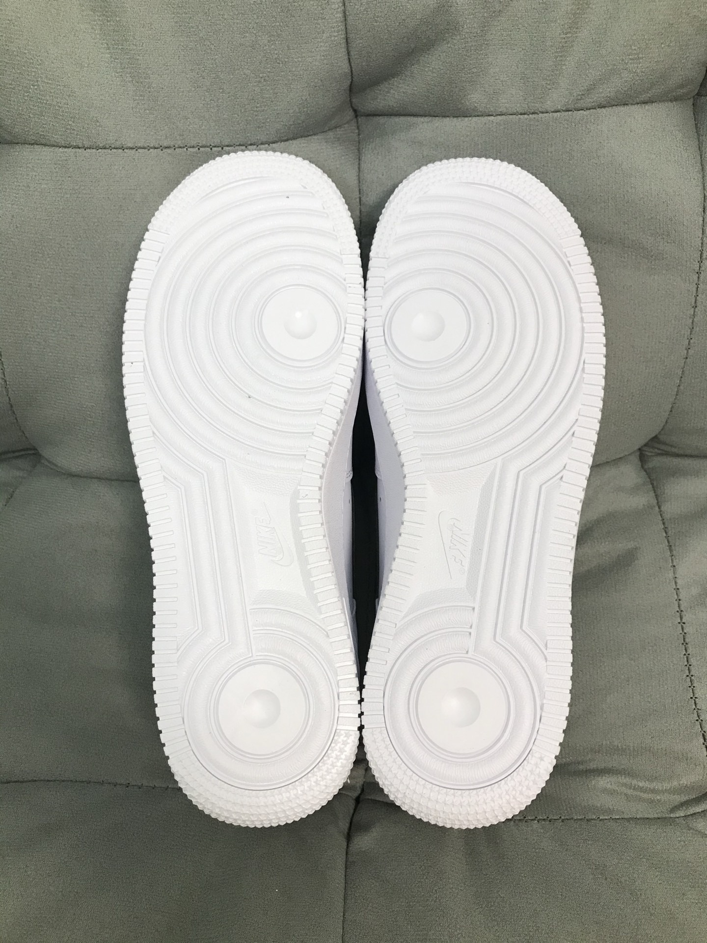 260💰
Nike Air Force 1 舒适百搭时尚 防滑耐磨 低帮 板鞋 男款白色

以其简洁纯净的白色为主色调，鞋面干净利落，无过多繁杂装饰，鞋身线条流畅，从鞋头到鞋跟过渡自然，展现出简约之美！
鞋侧的swoosh标志醒目且动感，鞋舌、鞋跟处有品牌标识 鞋钩采用酒红色！

VT代工厂流出 国内最强批次 支持过验！
CT3839-100