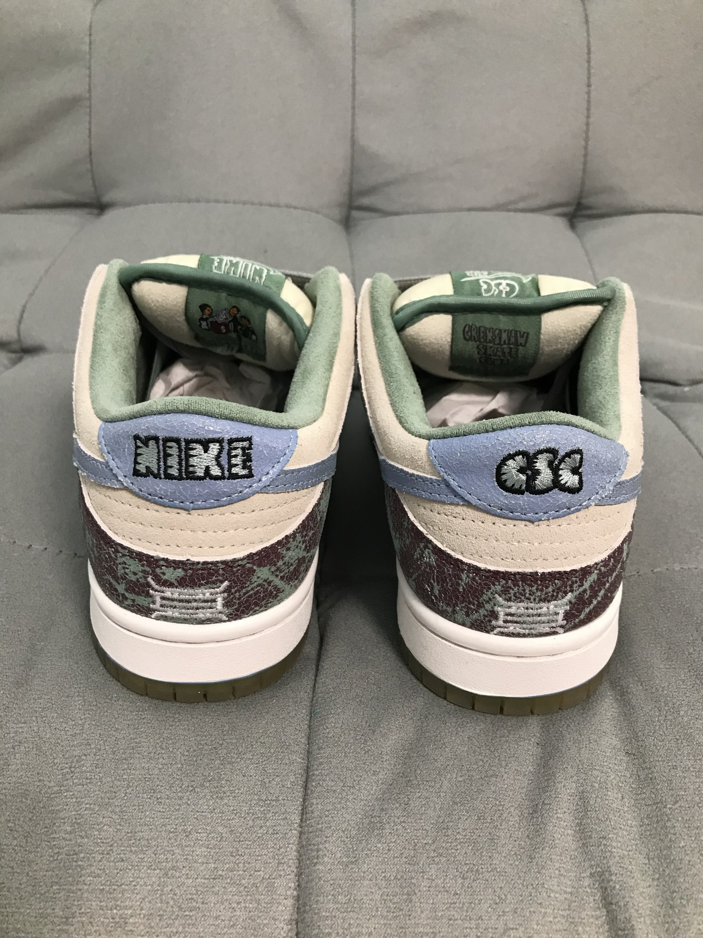 500? Crenshaw Skate Club x Nike Dunk SB 低帮 板鞋 男女同款 白紫色 颜值天花板!是真的贵 好看是真的好看! 鞋面用了大面积米色麂皮加上脱漆设计处理的红绿皮质 内衬用了绿色搭配 整体很清新 可以说这提前预定年度最高颜值dunk! FN4193-100 500? Crenshaw Skate Club x Nike Dunk SB 低帮 板鞋 男女同款 白紫色 颜值天花板!是真的贵 好看是真的好看! 鞋面用了大面积米色麂皮加上脱漆设计处理的红绿皮质 内衬用了绿色搭配 整体很清新 可以说这提前预定年度最高颜值dunk! FN4193-100
