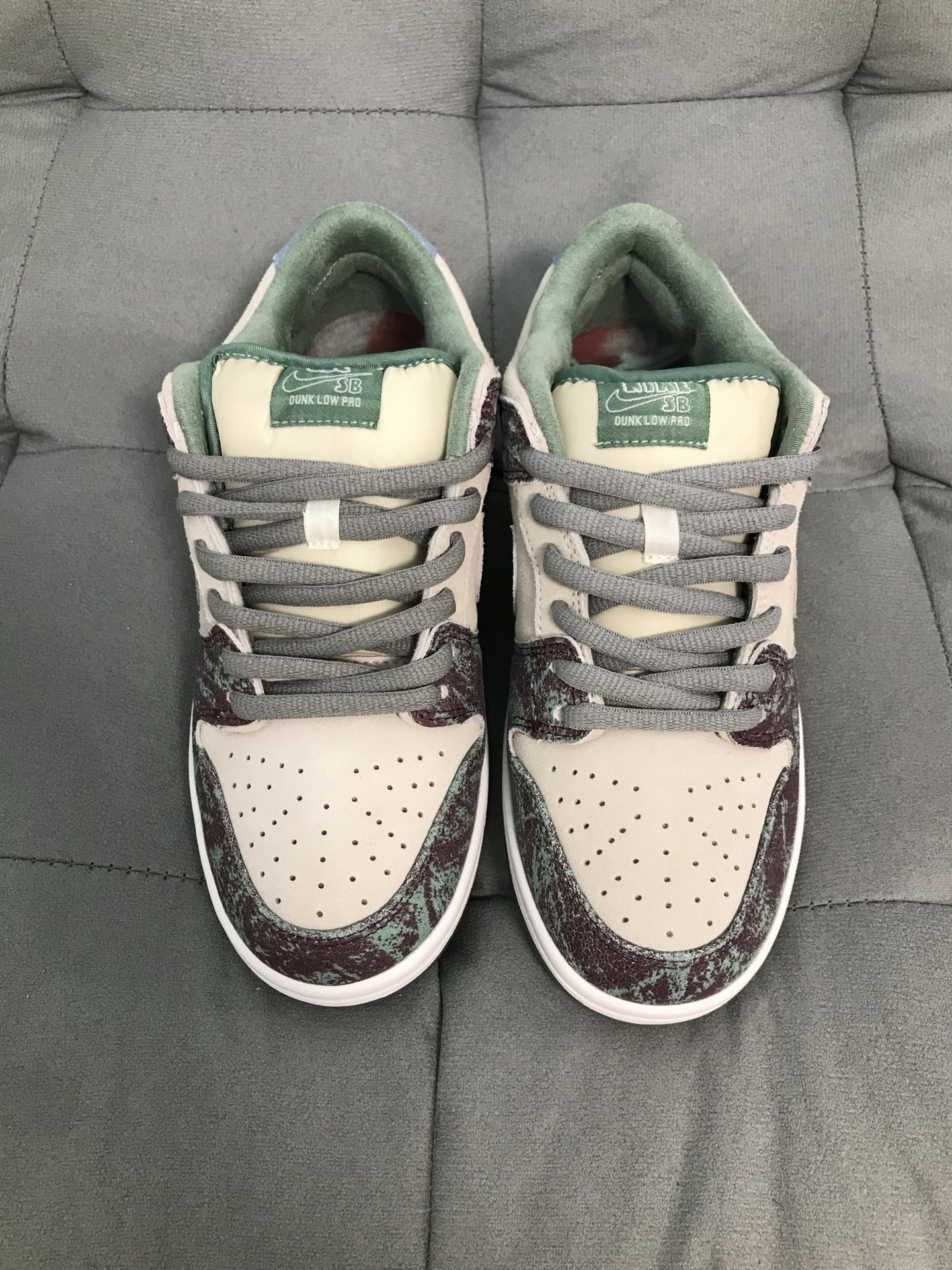 500? Crenshaw Skate Club x Nike Dunk SB 低帮 板鞋 男女同款 白紫色 颜值天花板!是真的贵 好看是真的好看! 鞋面用了大面积米色麂皮加上脱漆设计处理的红绿皮质 内衬用了绿色搭配 整体很清新 可以说这提前预定年度最高颜值dunk! FN4193-100 500? Crenshaw Skate Club x Nike Dunk SB 低帮 板鞋 男女同款 白紫色 颜值天花板!是真的贵 好看是真的好看! 鞋面用了大面积米色麂皮加上脱漆设计处理的红绿皮质 内衬用了绿色搭配 整体很清新 可以说这提前预定年度最高颜值dunk! FN4193-100