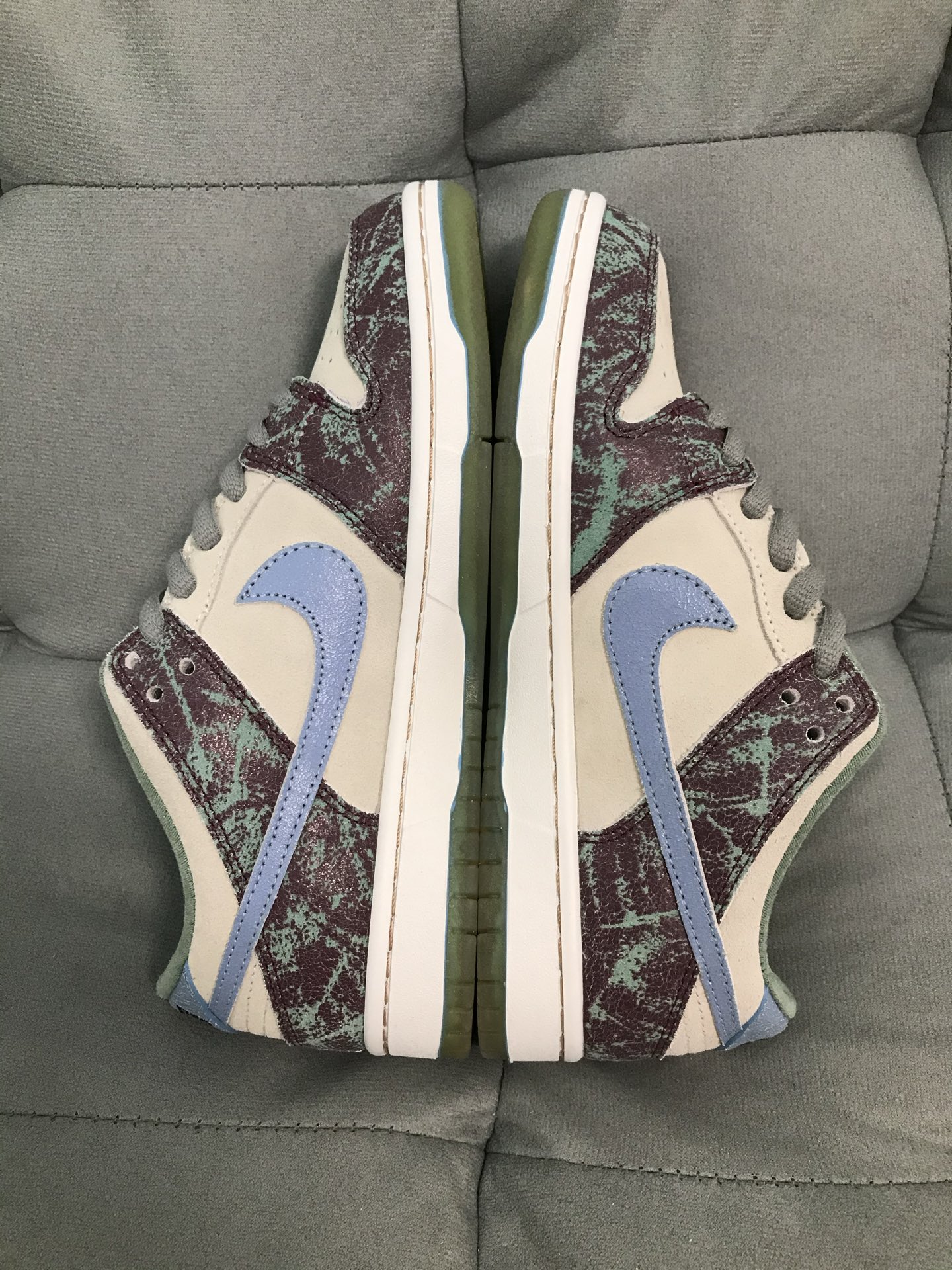 500? Crenshaw Skate Club x Nike Dunk SB 低帮 板鞋 男女同款 白紫色 颜值天花板!是真的贵 好看是真的好看! 鞋面用了大面积米色麂皮加上脱漆设计处理的红绿皮质 内衬用了绿色搭配 整体很清新 可以说这提前预定年度最高颜值dunk! FN4193-100 500? Crenshaw Skate Club x Nike Dunk SB 低帮 板鞋 男女同款 白紫色 颜值天花板!是真的贵 好看是真的好看! 鞋面用了大面积米色麂皮加上脱漆设计处理的红绿皮质 内衬用了绿色搭配 整体很清新 可以说这提前预定年度最高颜值dunk! FN4193-100