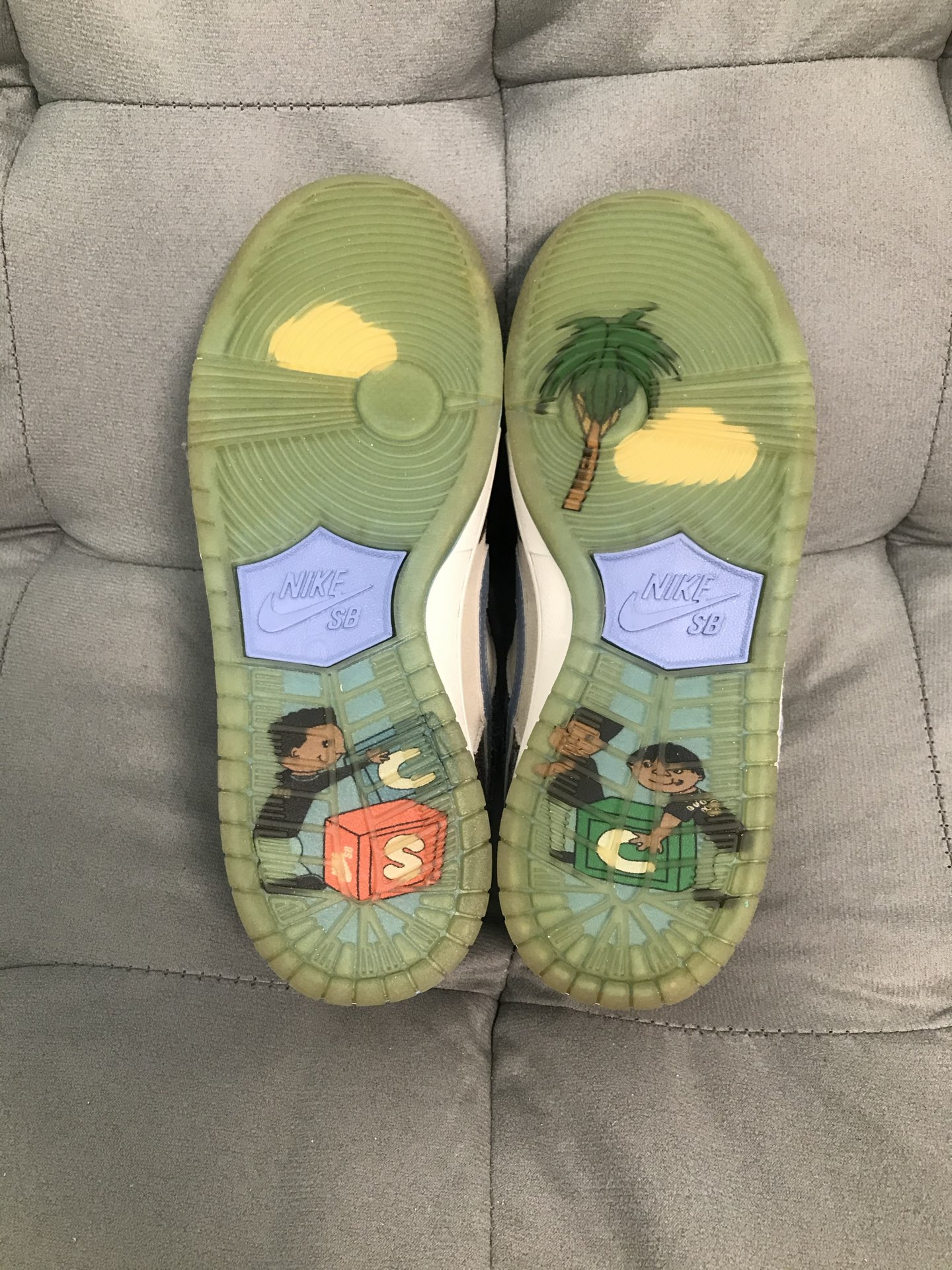 500? Crenshaw Skate Club x Nike Dunk SB 低帮 板鞋 男女同款 白紫色 颜值天花板!是真的贵 好看是真的好看! 鞋面用了大面积米色麂皮加上脱漆设计处理的红绿皮质 内衬用了绿色搭配 整体很清新 可以说这提前预定年度最高颜值dunk! FN4193-100 500? Crenshaw Skate Club x Nike Dunk SB 低帮 板鞋 男女同款 白紫色 颜值天花板!是真的贵 好看是真的好看! 鞋面用了大面积米色麂皮加上脱漆设计处理的红绿皮质 内衬用了绿色搭配 整体很清新 可以说这提前预定年度最高颜值dunk! FN4193-100