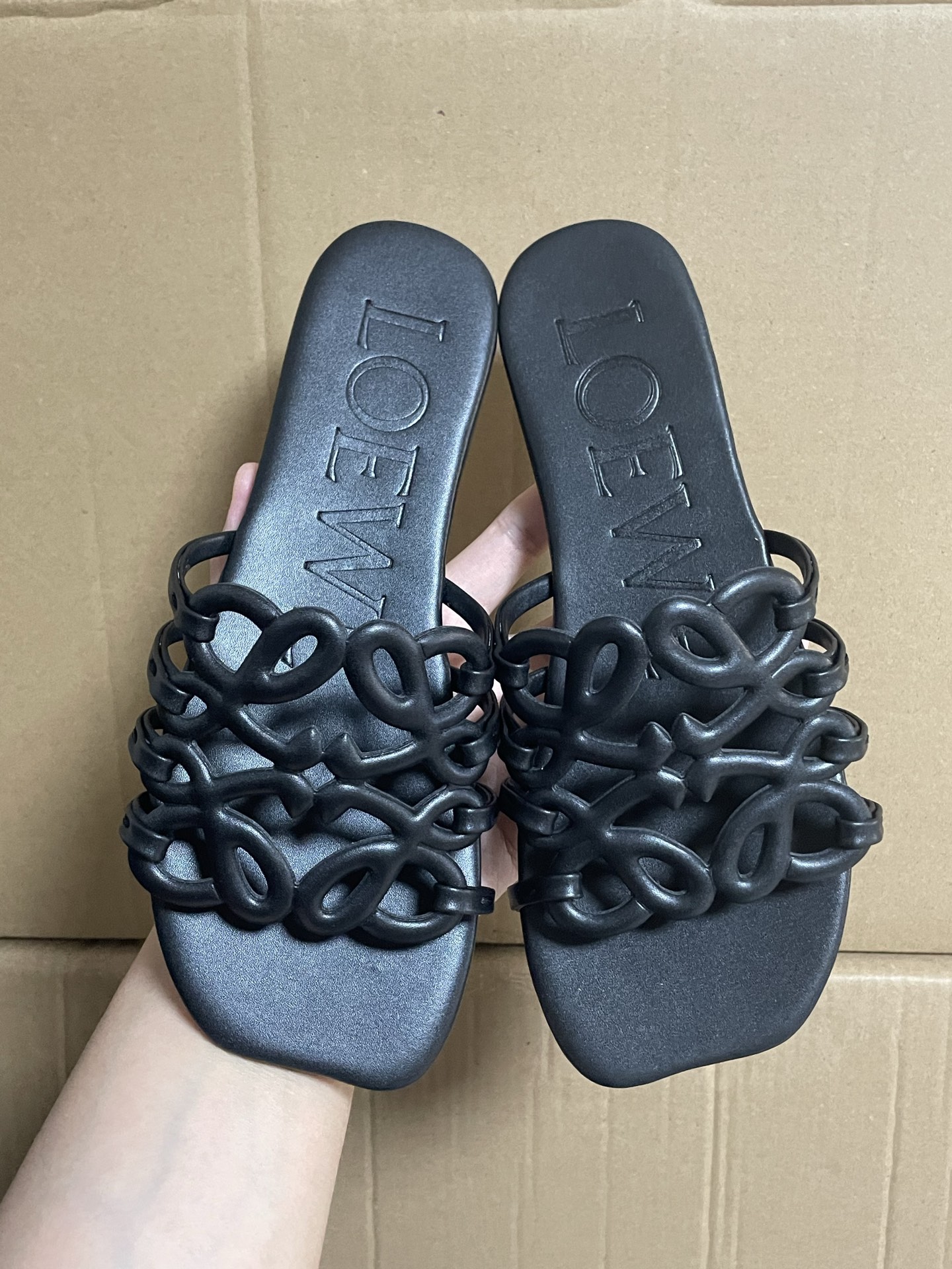 国内最强
LOEWE罗意威 Petal Anagram 小牛皮 方头平底一字拖鞋 女款 黑色

进口顶奢订单 小羊皮很舒服 一点也不累脚 居家或外穿都很搭 满满的清凉感 穿上秒变御姐小富婆

原厂广东订单 私人定制订单批次！无假款！
上图即正品 放心上脚！！！
夏天必备的一款凉拖鞋！