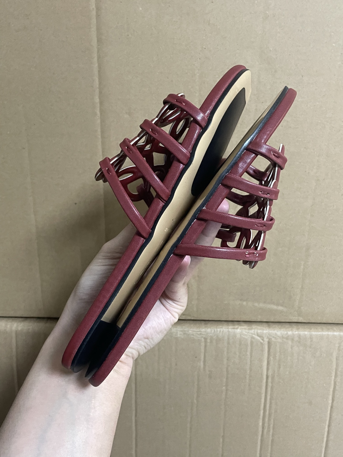 国内最强
LOEWE罗意威 Petal Anagram 小牛皮 方头平底一字拖鞋 女款 酒红色

进口顶奢订单 小羊皮很舒服 一点也不累脚 居家或外穿都很搭 满满的清凉感 穿上秒变御姐小富婆

原厂广东订单 私人定制订单批次！无假款！
上图即正品 放心上脚！！！
夏天必备的一款凉拖鞋！