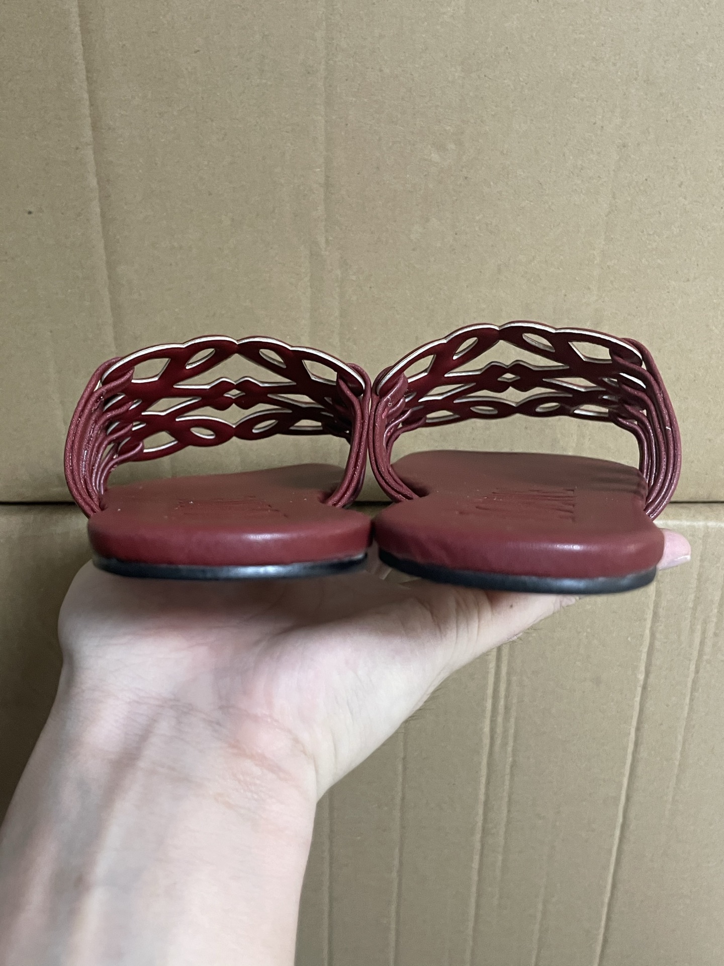 国内最强
LOEWE罗意威 Petal Anagram 小牛皮 方头平底一字拖鞋 女款 酒红色

进口顶奢订单 小羊皮很舒服 一点也不累脚 居家或外穿都很搭 满满的清凉感 穿上秒变御姐小富婆

原厂广东订单 私人定制订单批次！无假款！
上图即正品 放心上脚！！！
夏天必备的一款凉拖鞋！