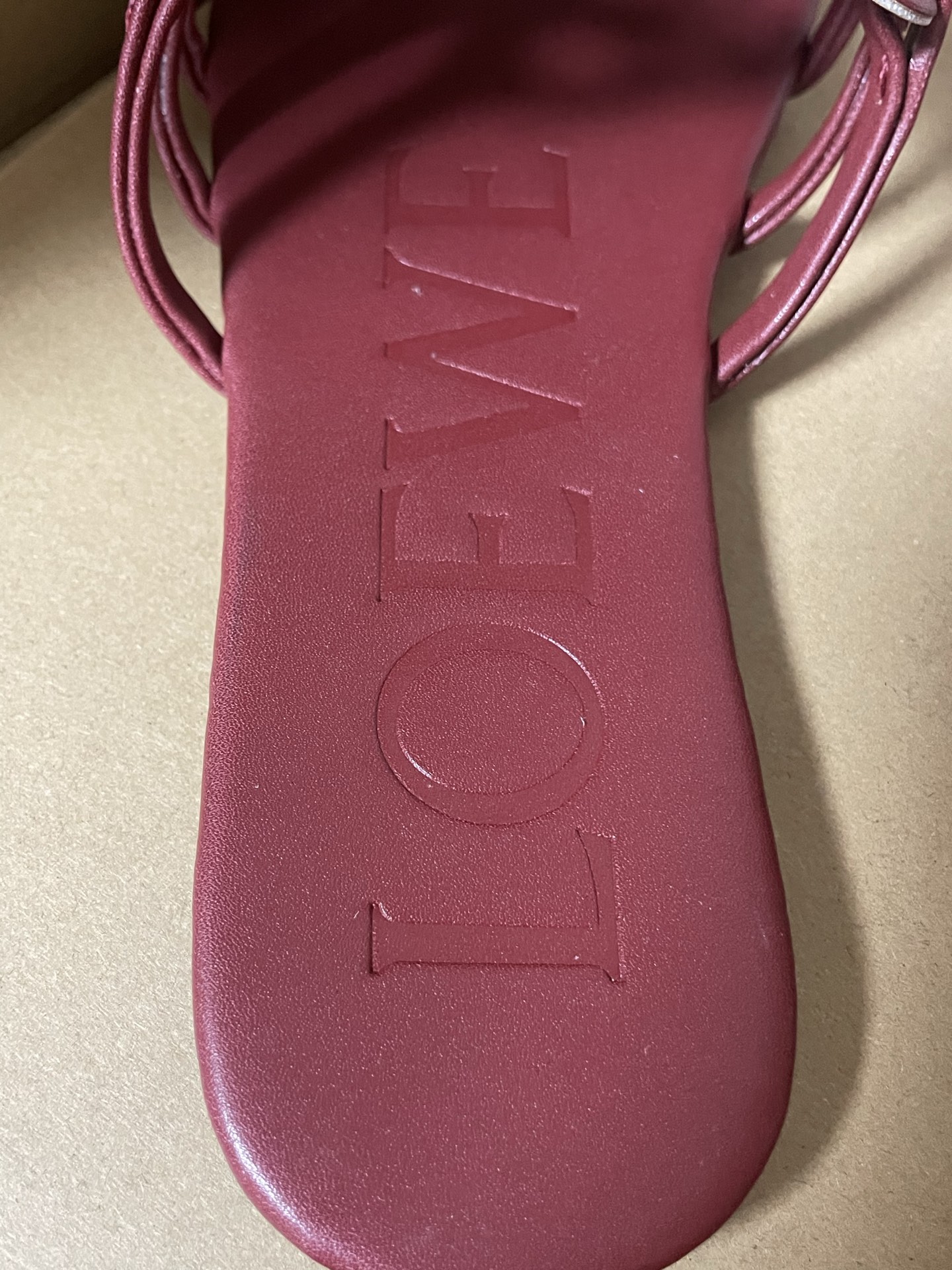 国内最强
LOEWE罗意威 Petal Anagram 小牛皮 方头平底一字拖鞋 女款 酒红色

进口顶奢订单 小羊皮很舒服 一点也不累脚 居家或外穿都很搭 满满的清凉感 穿上秒变御姐小富婆

原厂广东订单 私人定制订单批次！无假款！
上图即正品 放心上脚！！！
夏天必备的一款凉拖鞋！