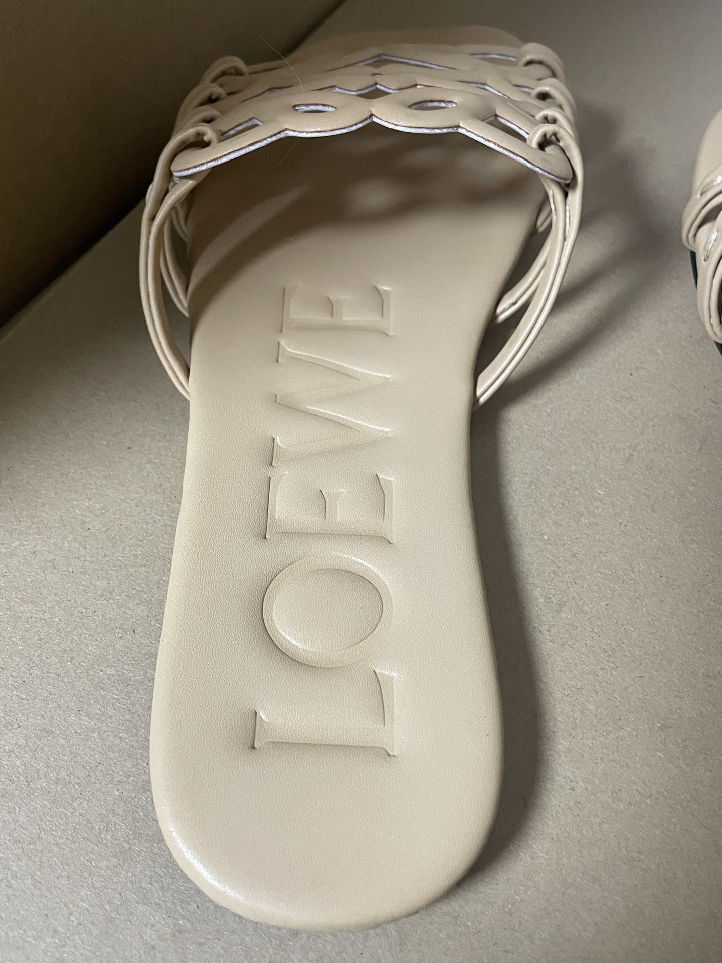 国内最强
LOEWE罗意威 Petal Anagram 小牛皮 方头平底一字拖鞋 女款 裸色

进口顶奢订单 小羊皮很舒服 一点也不累脚 居家或外穿都很搭 满满的清凉感 穿上秒变御姐小富婆

原厂广东订单 私人定制订单批次！无假款！
上图即正品 放心上脚！！！
夏天必备的一款凉拖鞋！