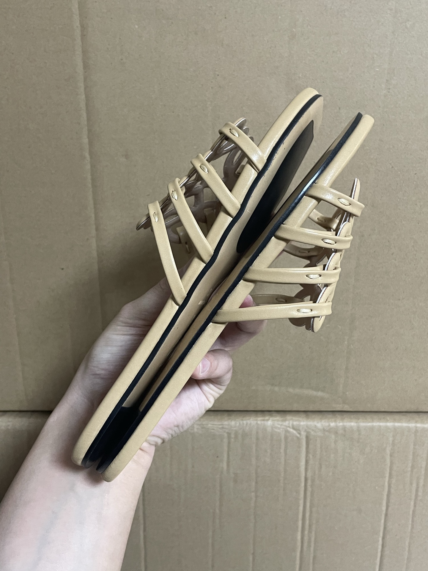 国内最强
LOEWE罗意威 Petal Anagram 小牛皮 方头平底一字拖鞋 女款 裸色

进口顶奢订单 小羊皮很舒服 一点也不累脚 居家或外穿都很搭 满满的清凉感 穿上秒变御姐小富婆

原厂广东订单 私人定制订单批次！无假款！
上图即正品 放心上脚！！！
夏天必备的一款凉拖鞋！